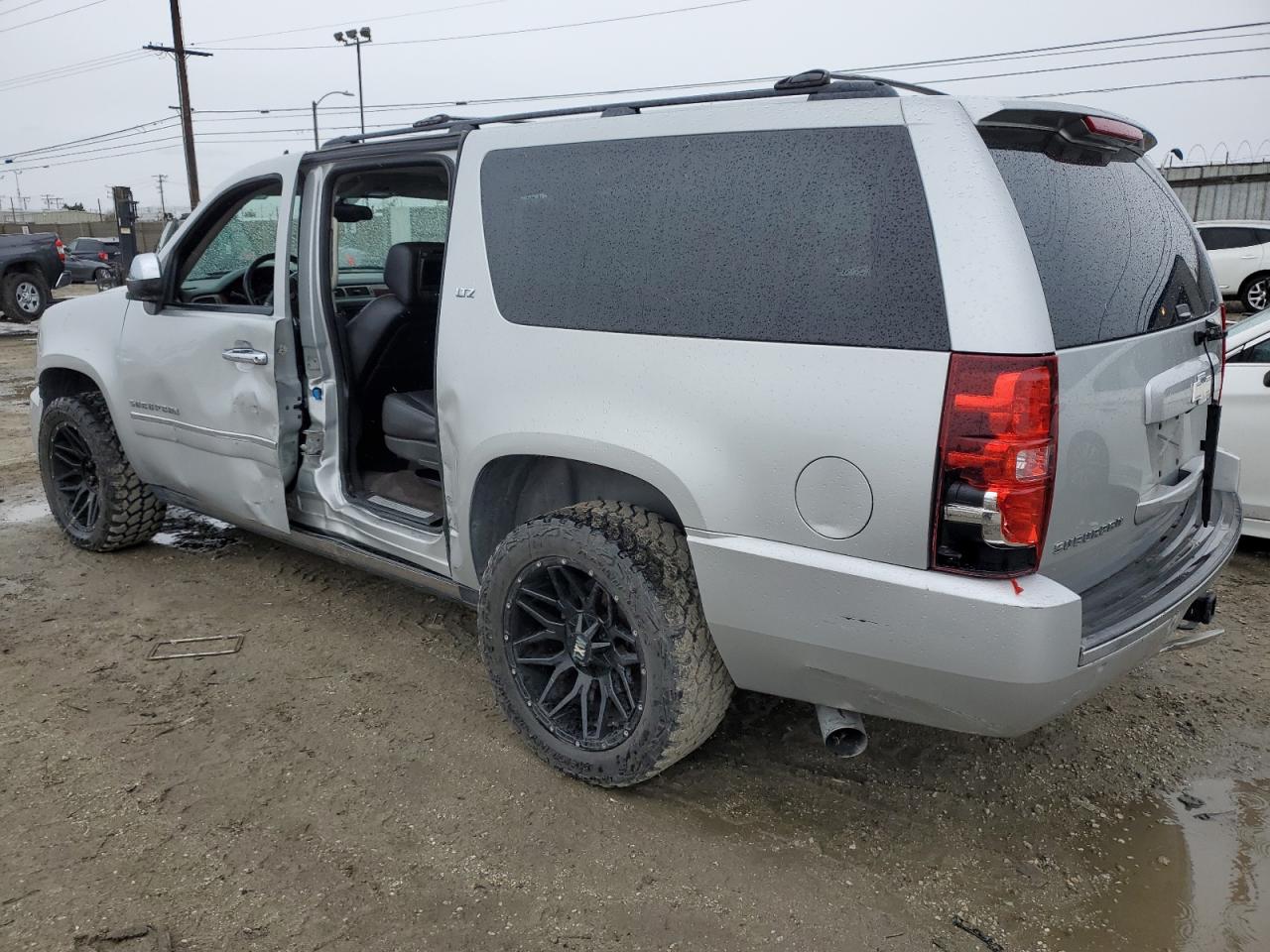 2011 Chevrolet Suburban VIN 1GNSKKE37BR100328 Copart auction photo, side / front end damage thumbnail 2