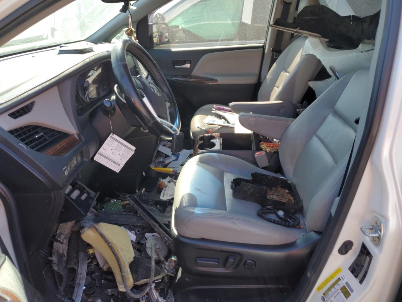 2015 Toyota Sienna VIN 5TDYK3DCXFS550038 Copart auction photo, front end / minor dent/scratches damage thumbnail 7