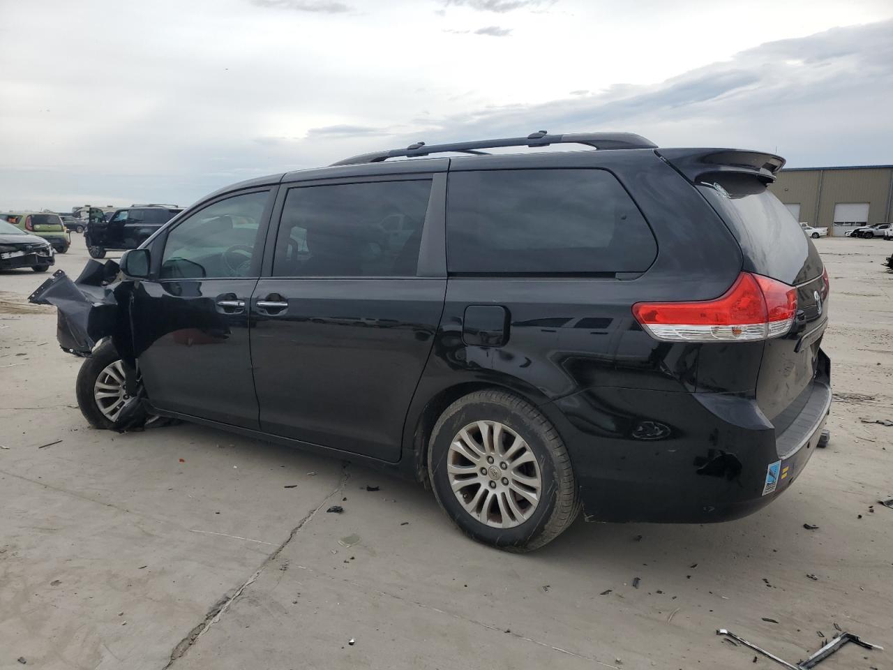 2014 Toyota Sienna VIN 5TDYK3DC2ES526685 Copart auction photo, front end damage thumbnail 2