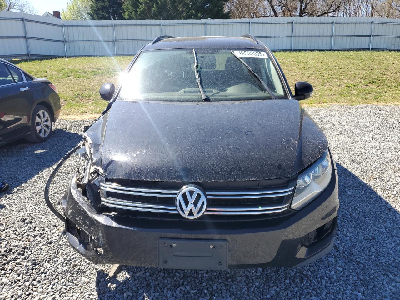 2017 Volkswagen Tiguan VIN WVGBV7AX1HK045104 Copart auction photo, front end / minor dent/scratches damage thumbnail 5