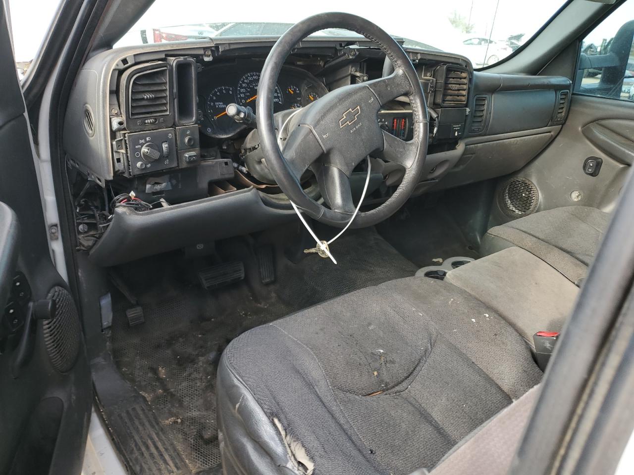 2004 Chevrolet Silverado VIN 1GBHC24U54E341524 Copart auction photo, vandalism damage thumbnail 8