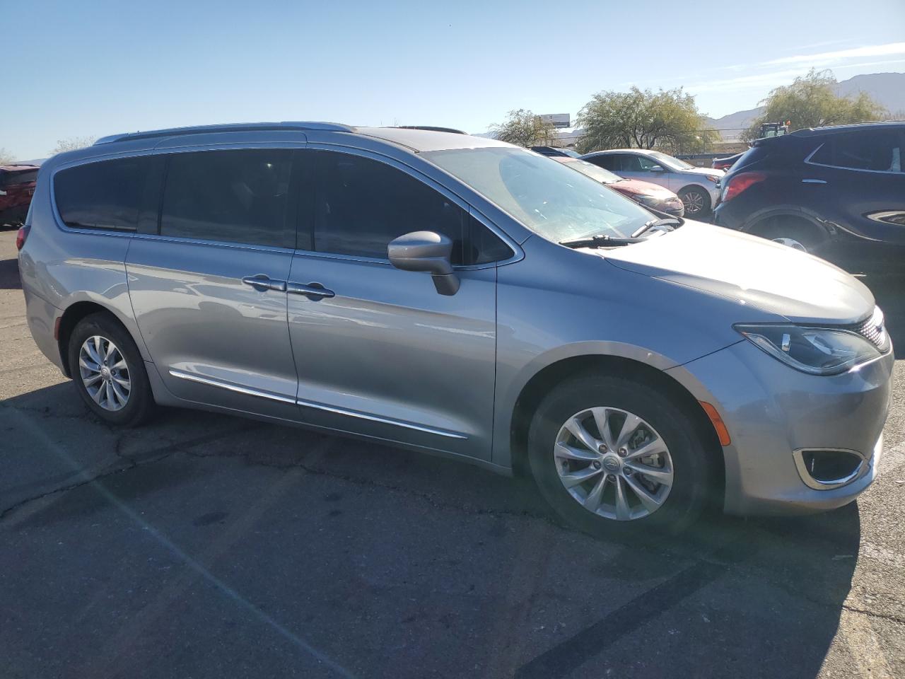 2019 Chrysler Pacifica VIN 2C4RC1BG1KR732399 Copart auction photo, minor dent/scratches damage thumbnail 4