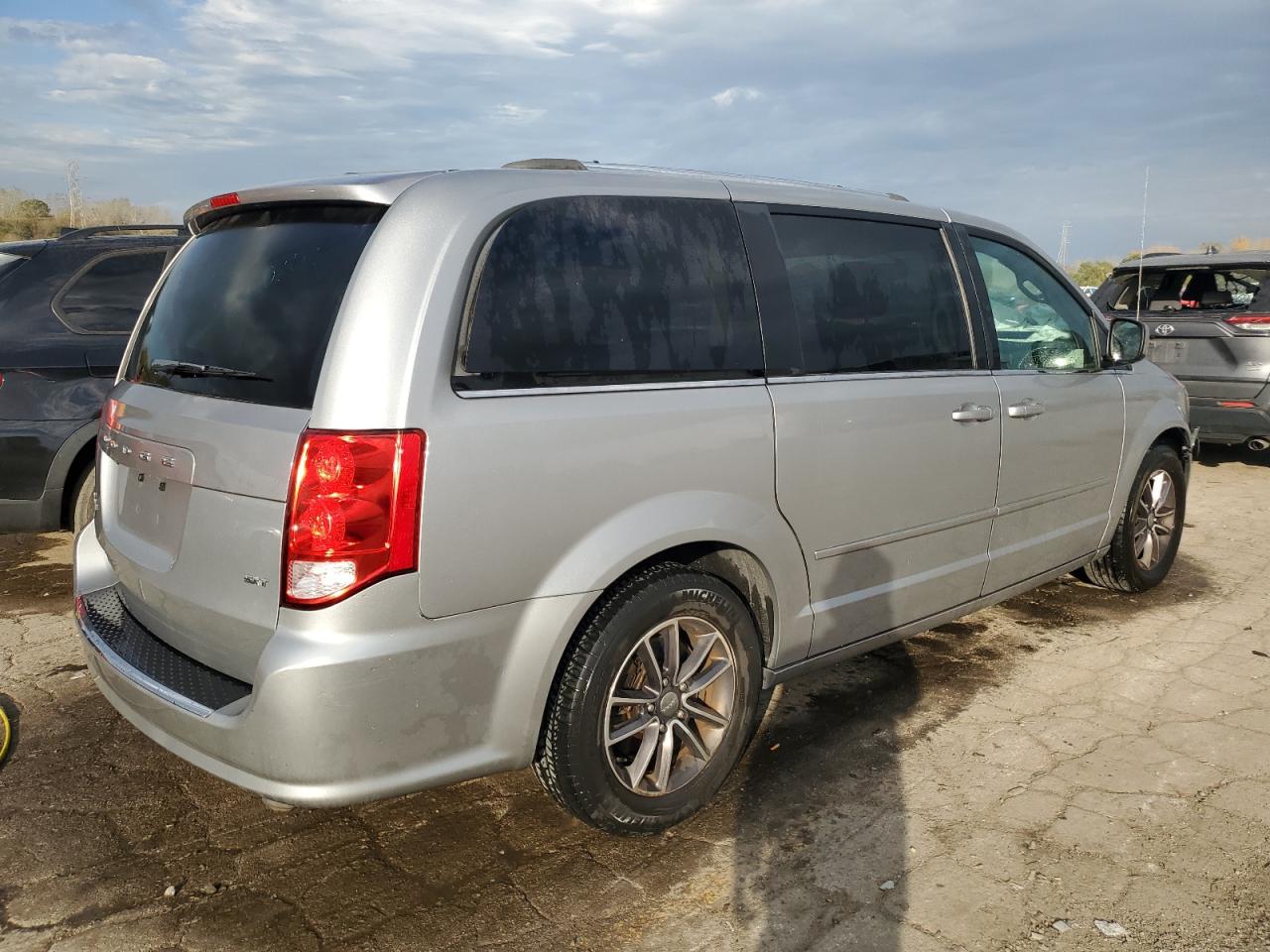 2016 Dodge Caravan VIN 2C4RDGCG4GR369344 Copart auction photo, front end damage thumbnail 3