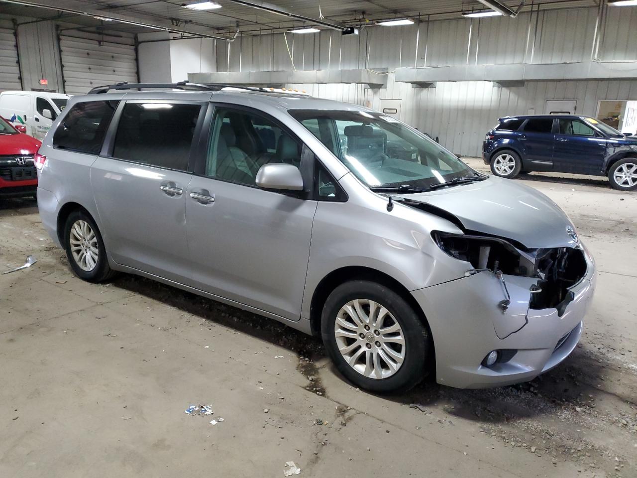 2013 Toyota Sienna VIN 5TDYK3DC1DS338173 Copart auction photo, frame damage damage thumbnail 4