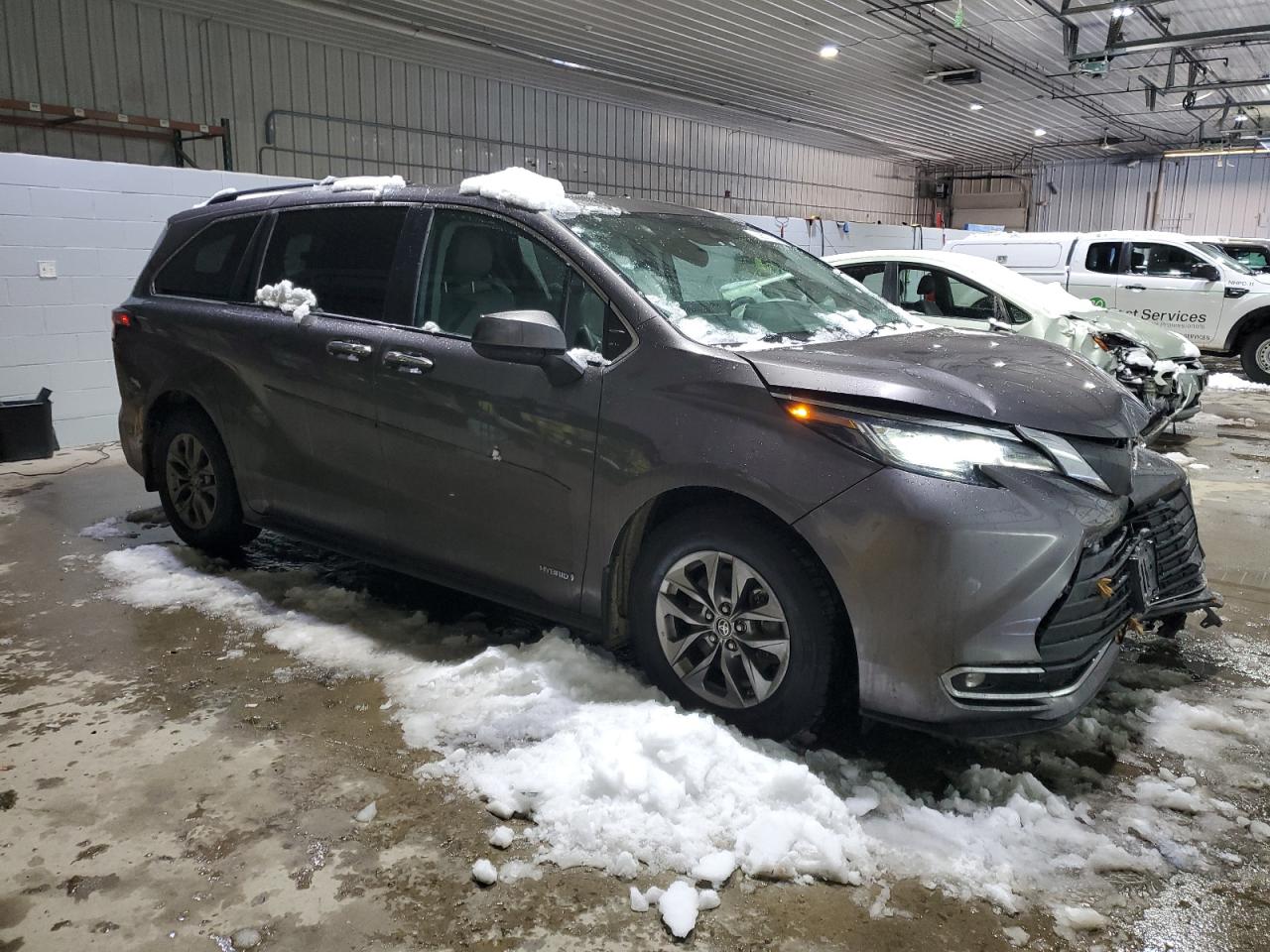 2021 Toyota Sienna VIN 5TDJSKFC0MS014155 Copart auction photo, front end / minor dent/scratches damage thumbnail 4
