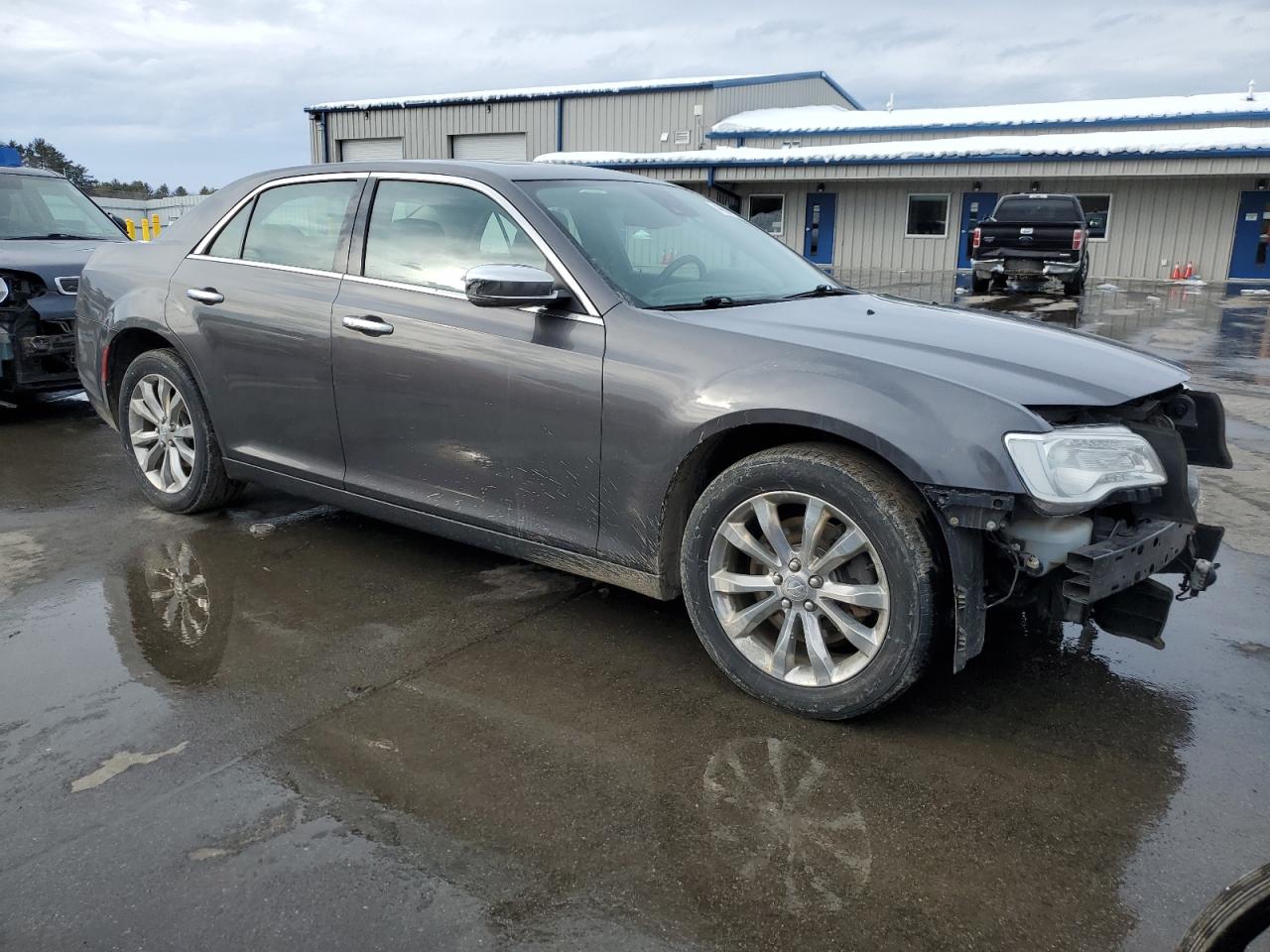 2018 Chrysler 300 VIN 2C3CCAKG6JH302222 Copart auction photo, front end / side damage thumbnail 4