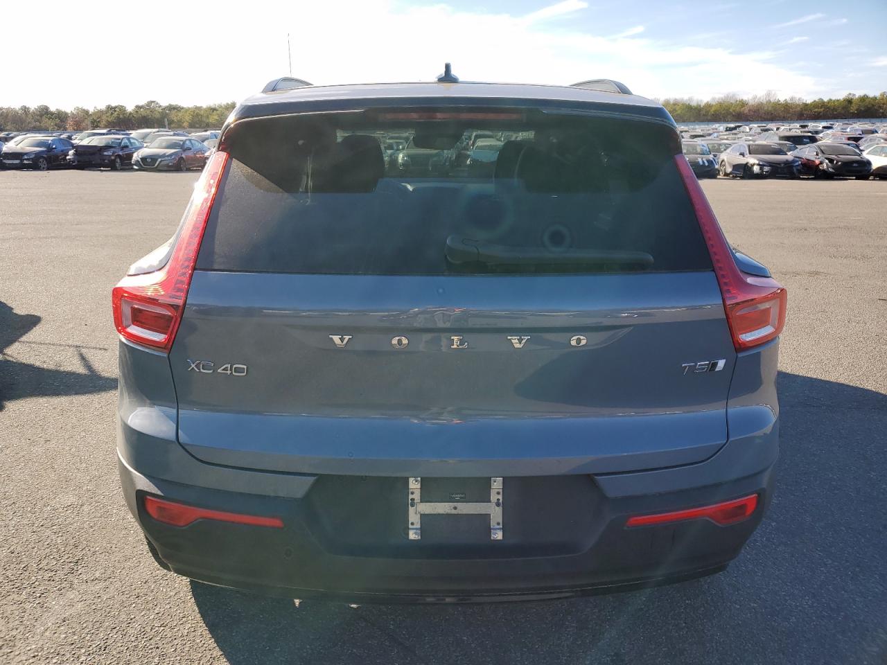 2022 Volvo XC40 VIN YV4162UM2N2724521 Copart auction photo, front end / side damage thumbnail 6