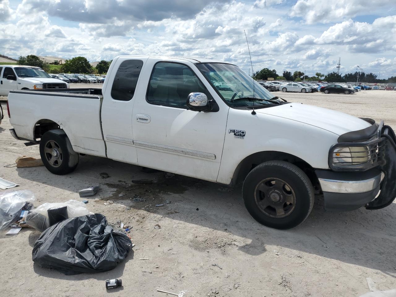 2000 Ford F-150 VIN 1FTRX17L4YNA81687 Copart auction photo, minor dent/scratches / mechanical damage thumbnail 4