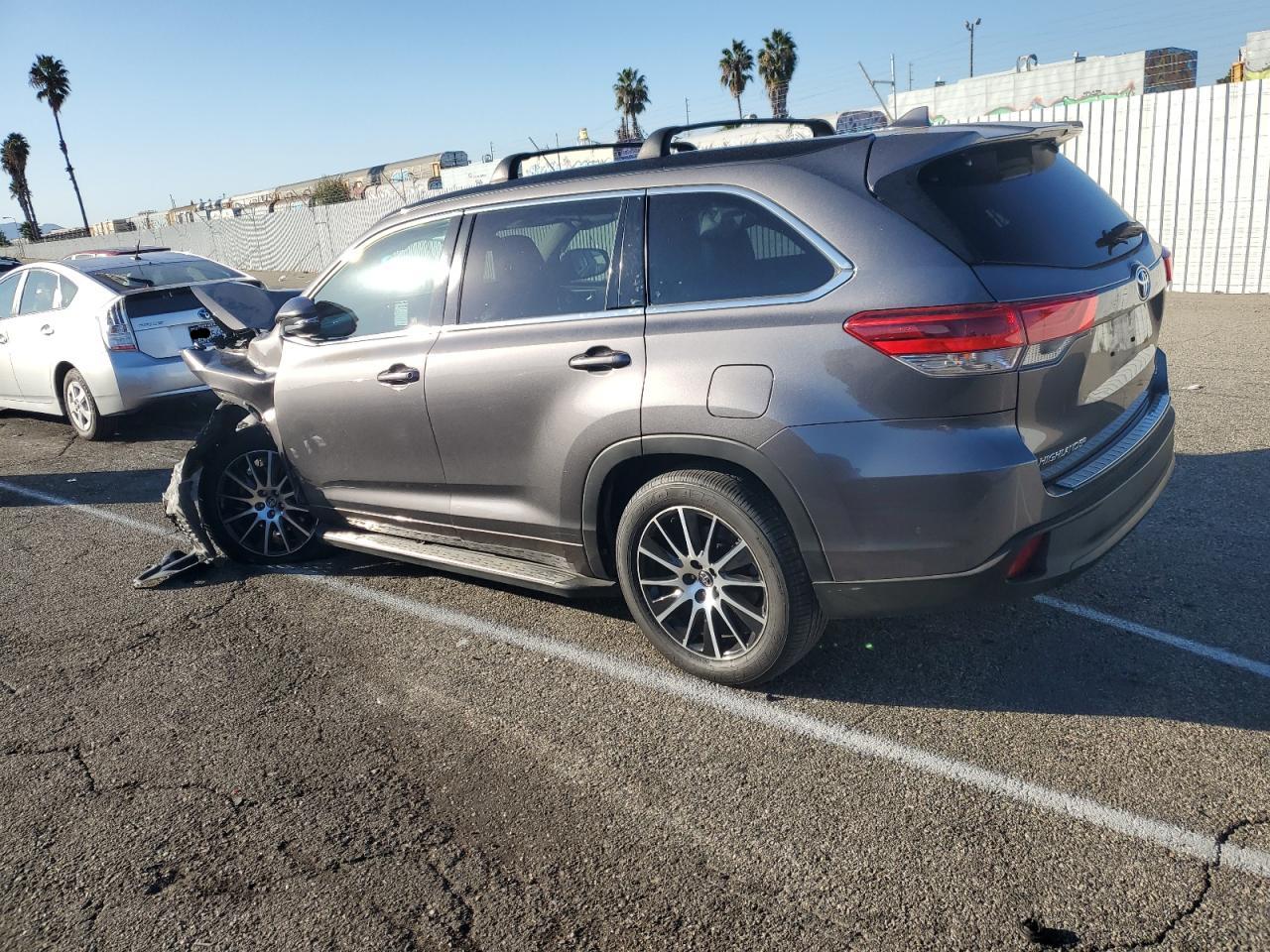 2018 Toyota Highlander VIN 5TDKZRFH3JS540523 Copart auction photo, front end / minor dent/scratches damage thumbnail 2