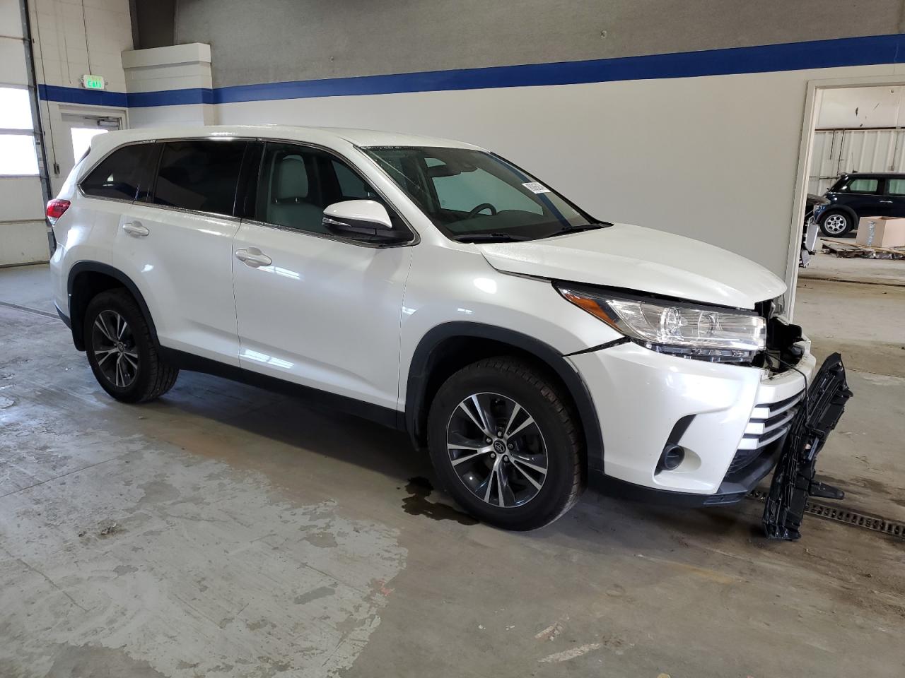 2019 Toyota Highlander VIN 5TDBZRFH7KS970282 Copart auction photo, front end damage thumbnail 4