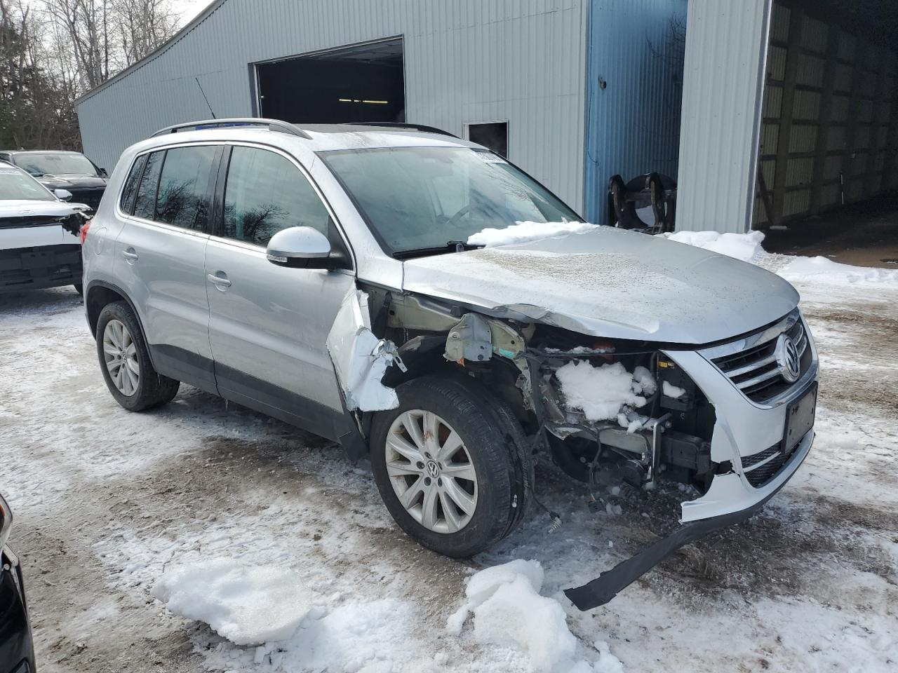 2010 Volkswagen Tiguan VIN WVGBV7AX7AW526179 Copart auction photo, front end / side damage thumbnail 4