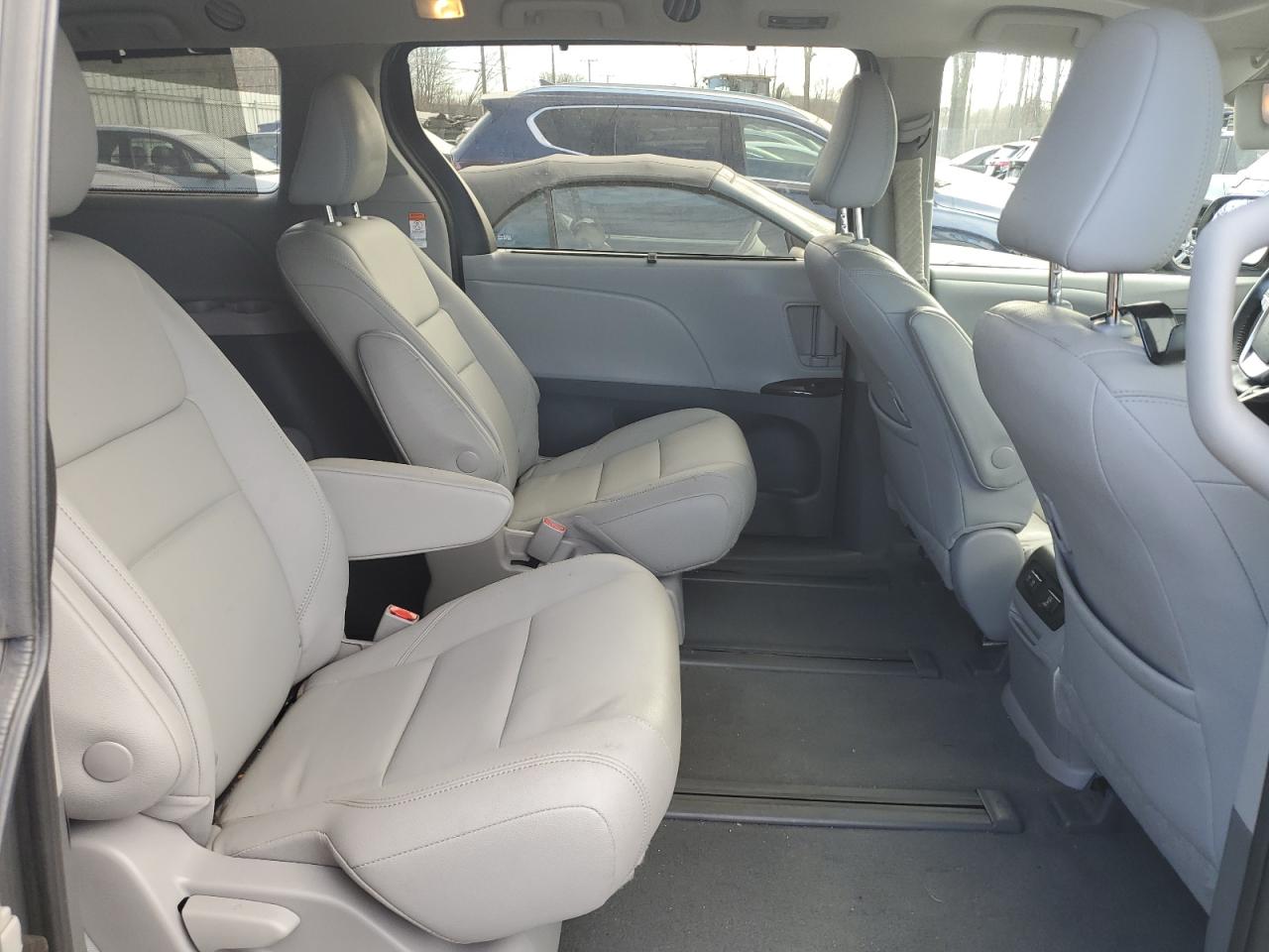 2020 Toyota Sienna VIN 5TDDZ3DC3LS236186 Copart auction photo, rear end / minor dent/scratches damage thumbnail 11
