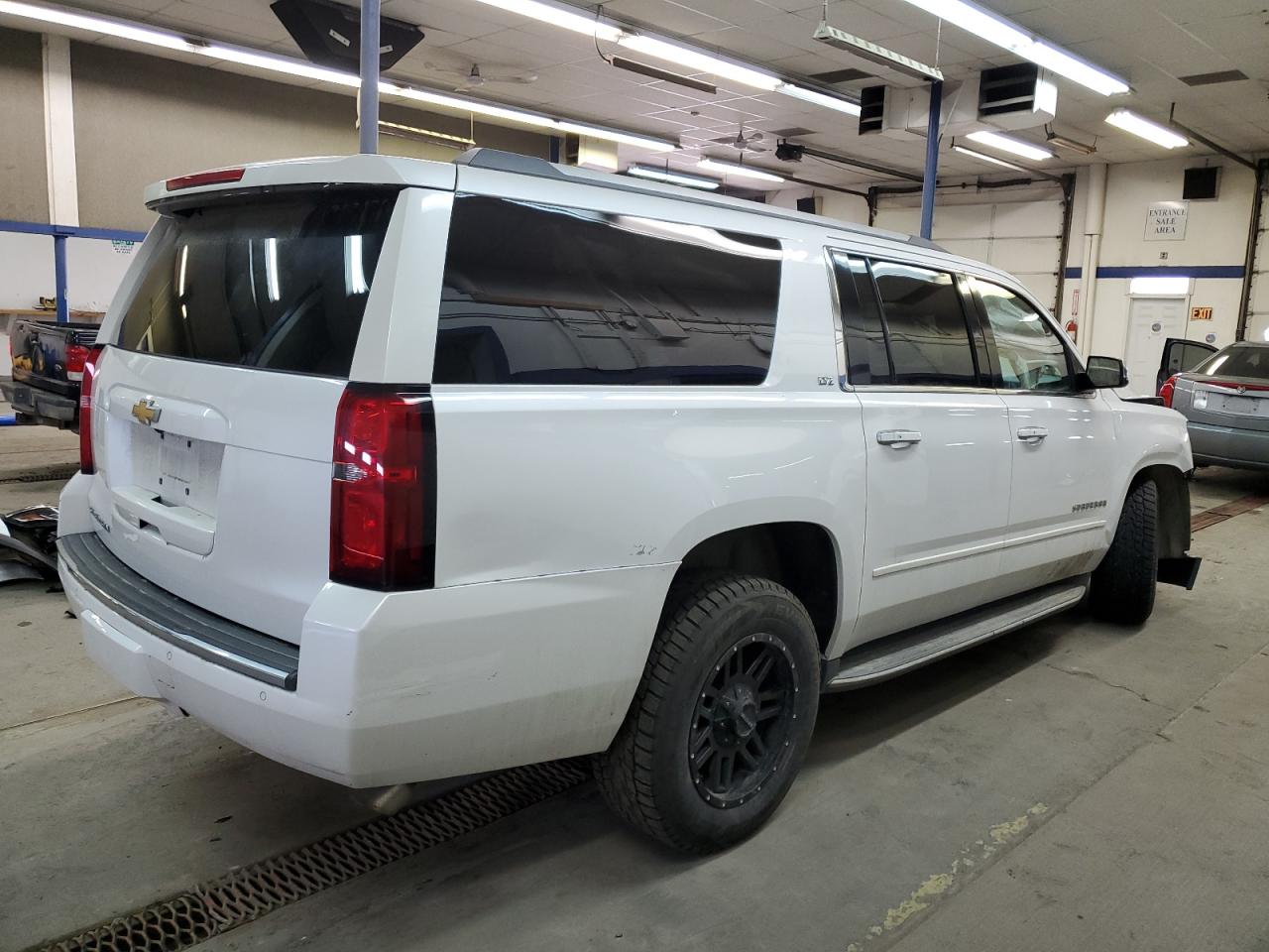 2016 Chevrolet Suburban VIN 1GNSKJKC2GR322197 Copart auction photo, front end / side damage thumbnail 3