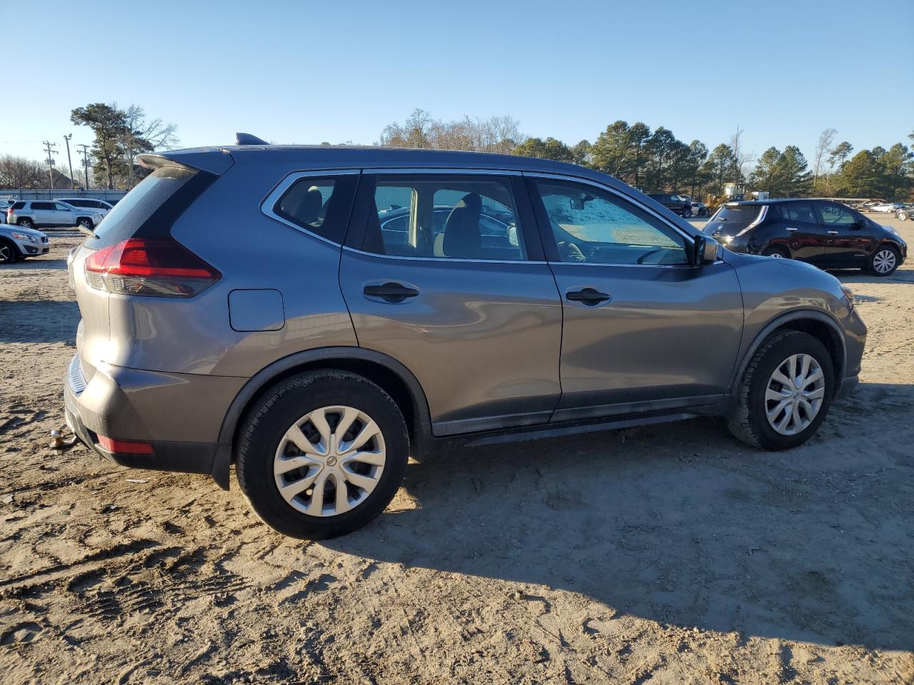 2018 Nissan Rogue VIN KNMAT2MT0JP580662 Copart auction photo, minor dent/scratches / normal wear damage thumbnail 3
