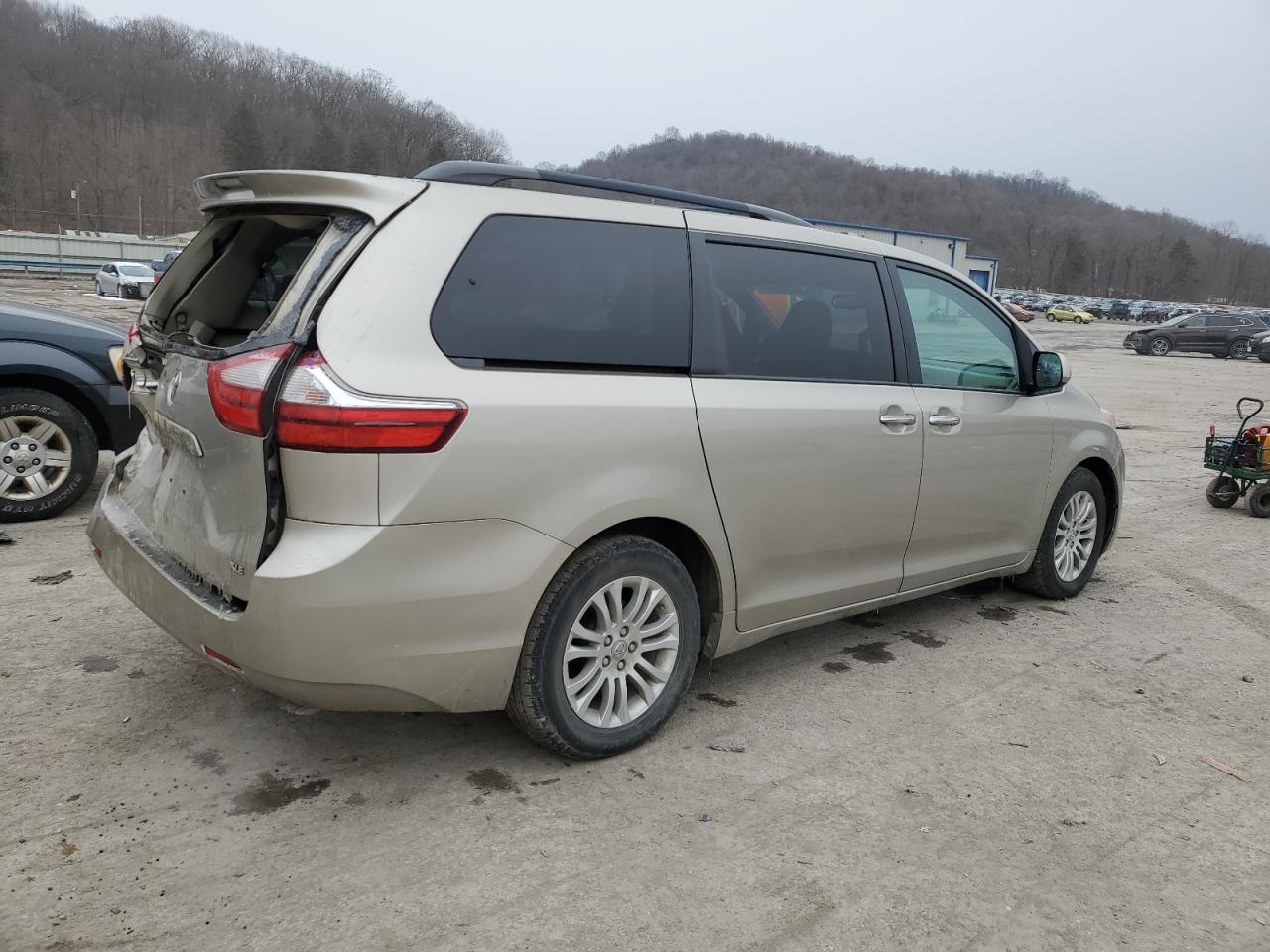 2017 Toyota Sienna VIN 5TDYZ3DC9HS819709 Copart auction photo, rear end damage thumbnail 3