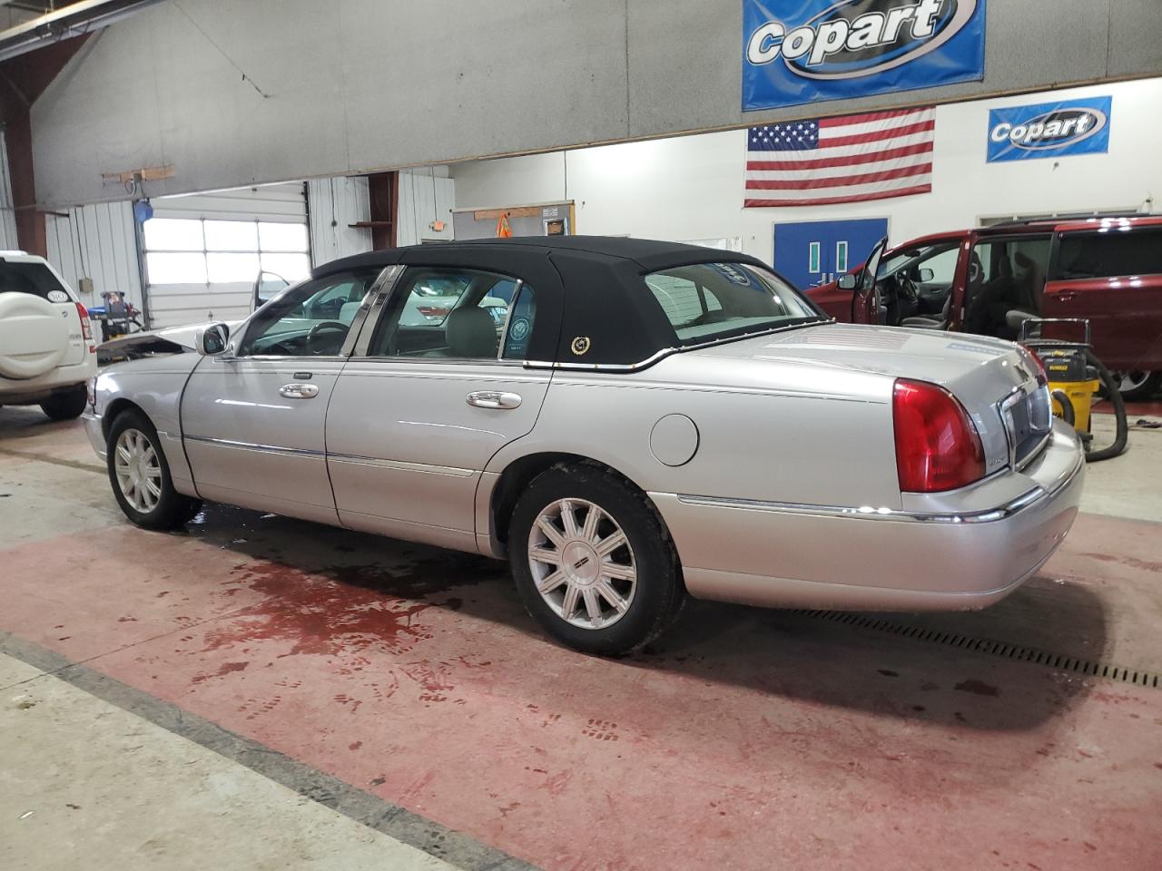 2008 Lincoln Town Car VIN 2LNHM82V08X647473 Copart auction photo, front end damage thumbnail 2