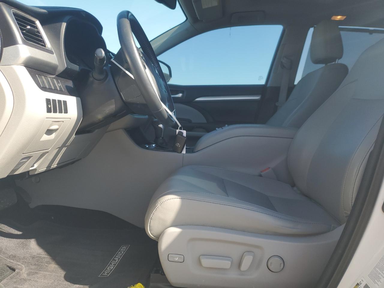 2015 Toyota Highlander VIN 5TDJKRFH1FS200598 Copart auction photo, rear end / minor dent/scratches damage thumbnail 7