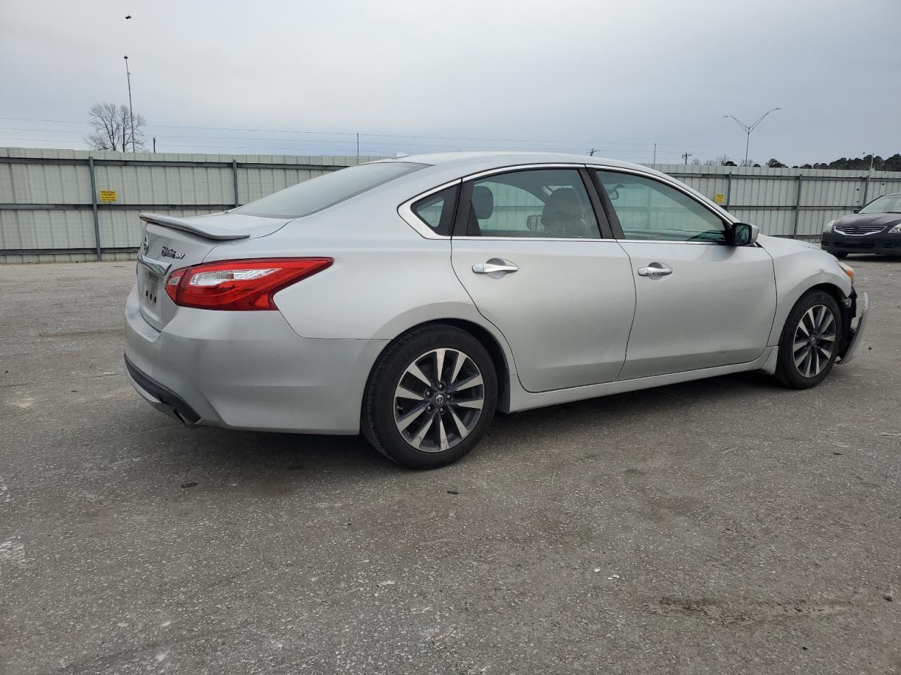 2017 Nissan Altima VIN 1N4AL3AP2HC124747 Copart auction photo, front end / side damage thumbnail 3