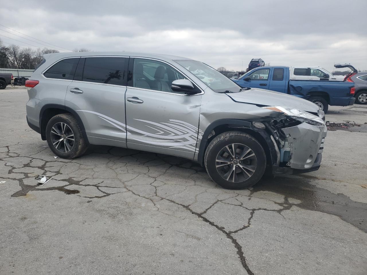 2018 Toyota Highlander VIN 5TDBZRFH8JS854376 Copart auction photo, all over / undercarriage damage thumbnail 4
