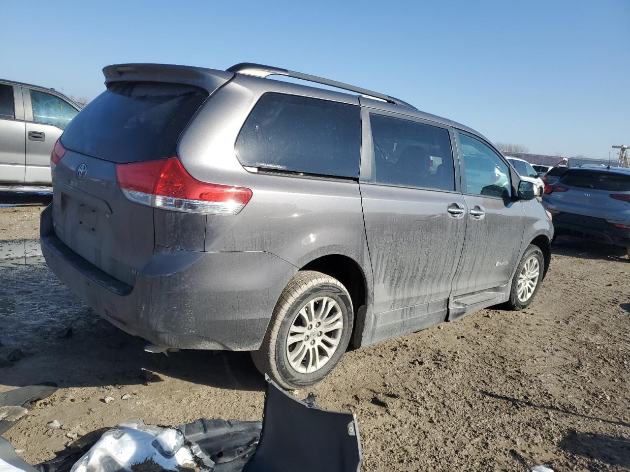 2014 Toyota Sienna VIN 5TDYK3DC5ES431148 Copart auction photo, front end damage thumbnail 3