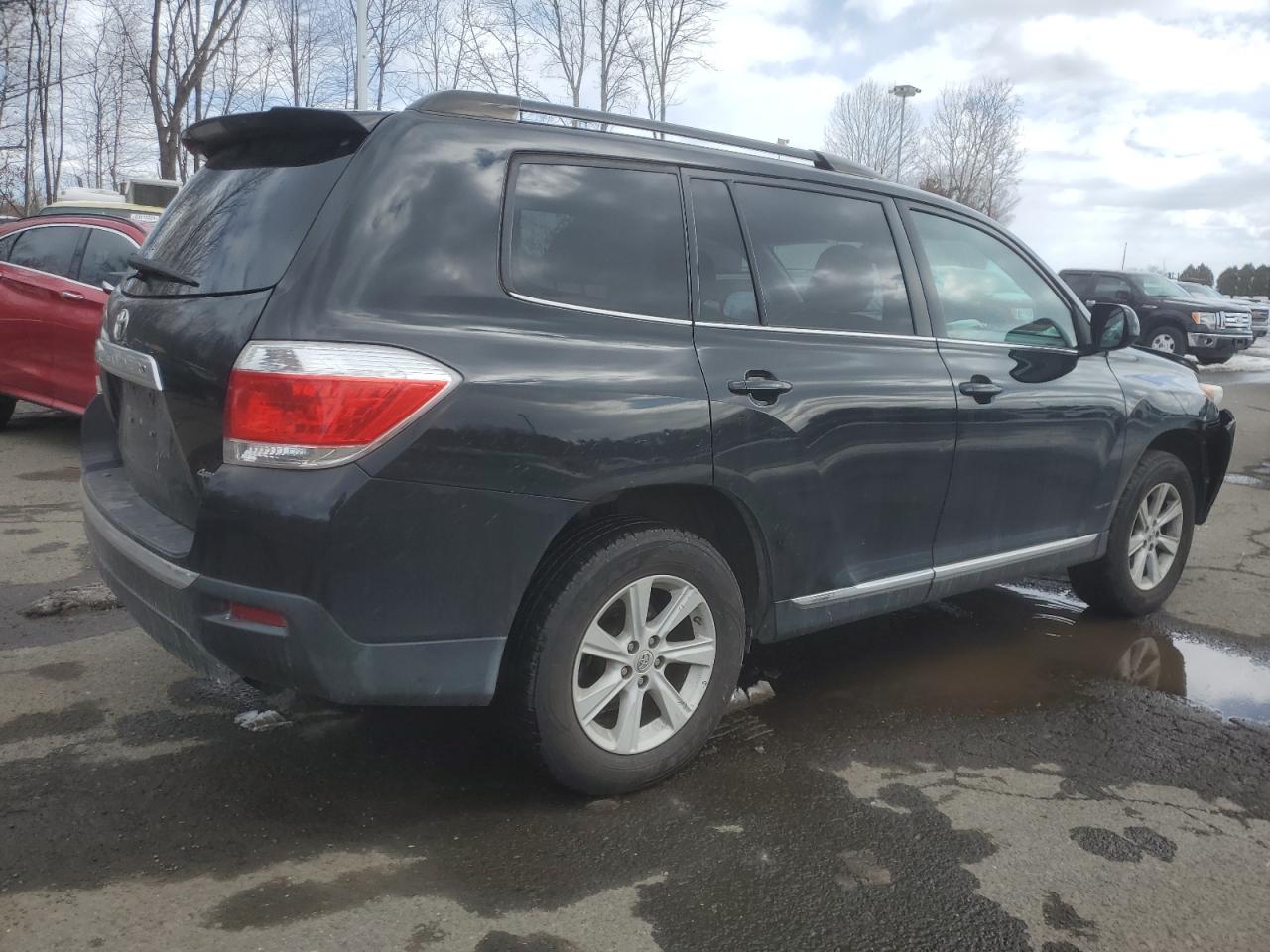 2013 Toyota Highlander VIN 5TDBK3EH1DS253690 Copart auction photo, front end / minor dent/scratches damage thumbnail 3
