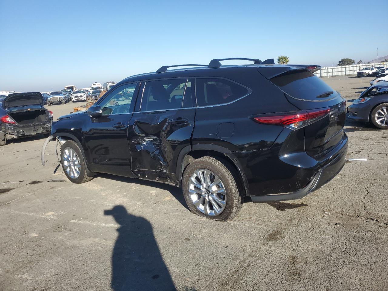 2022 Toyota Highlander VIN 5TDXBRCH3NS556094 Copart auction photo, front end / side damage thumbnail 2