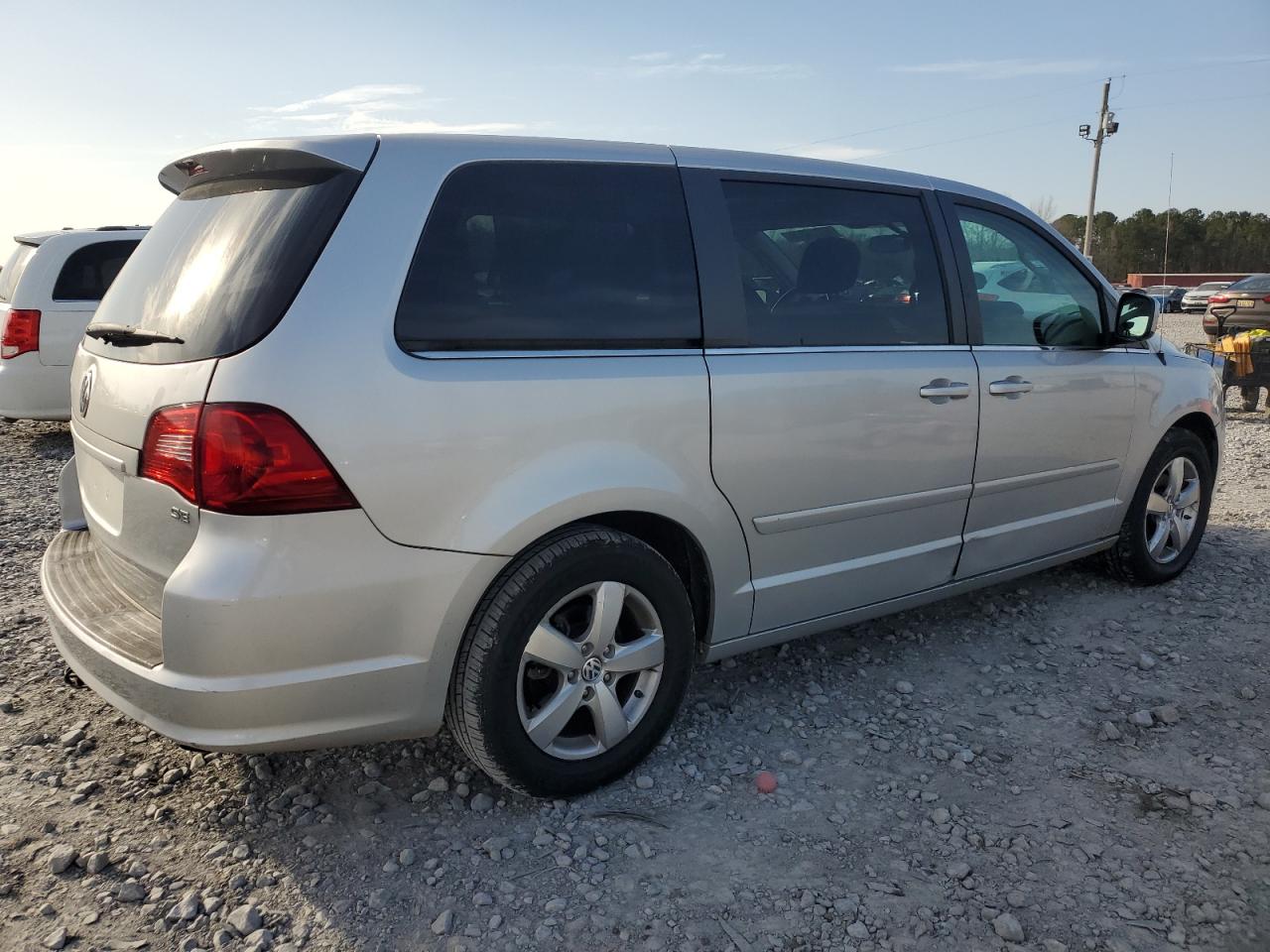 2010 Volkswagen Routan VIN 2V4RW3D17AR184585 Copart auction photo, front end / minor dent/scratches damage thumbnail 3