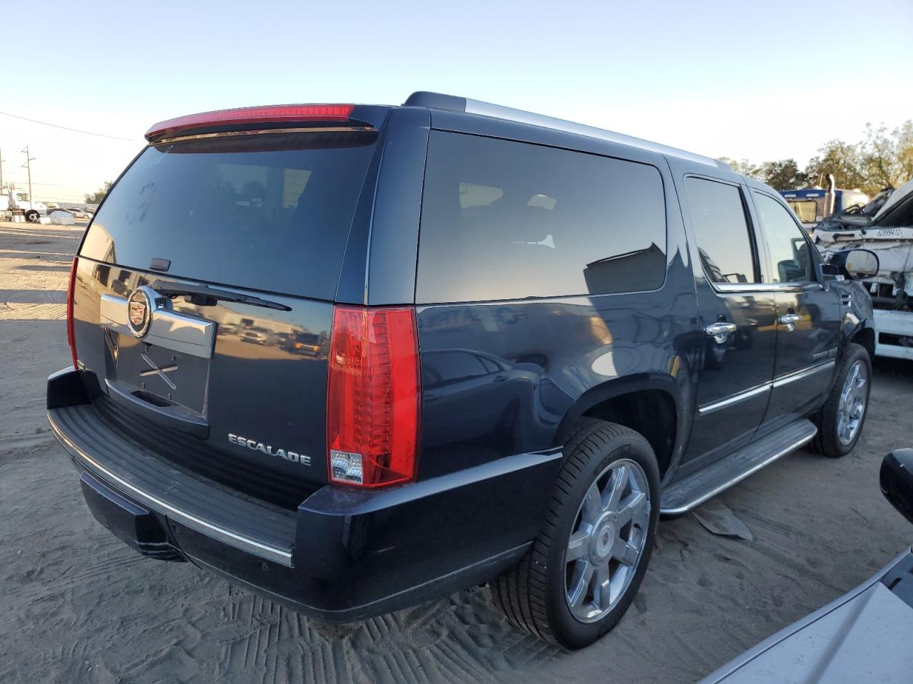 2009 Cadillac Escalade VIN 1GYFK26259R142498 Copart auction photo, water/flood damage thumbnail 3