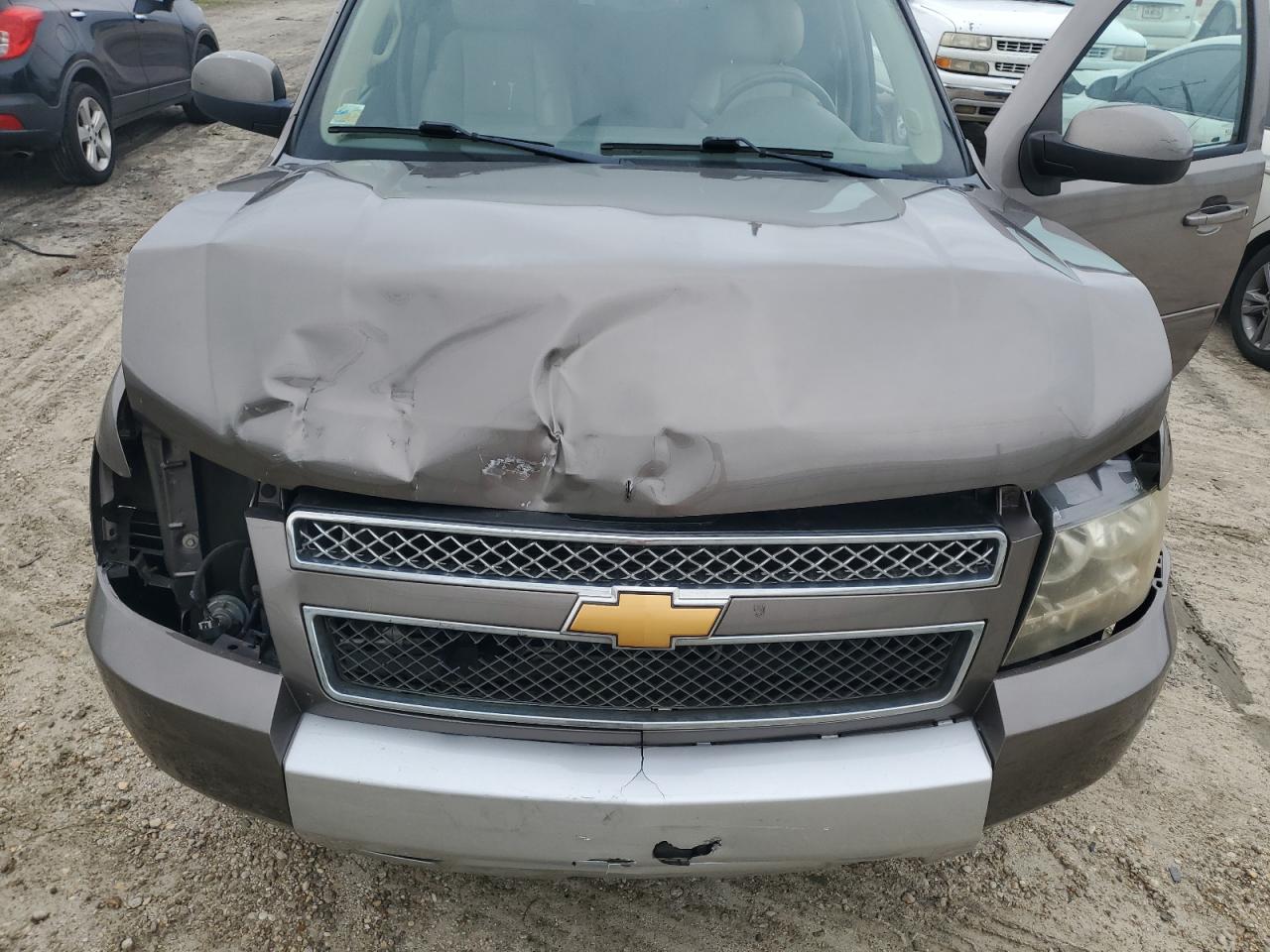2014 Chevrolet Suburban VIN 1GNSKJE72ER231295 Copart auction photo, front end / minor dent/scratches damage thumbnail 12