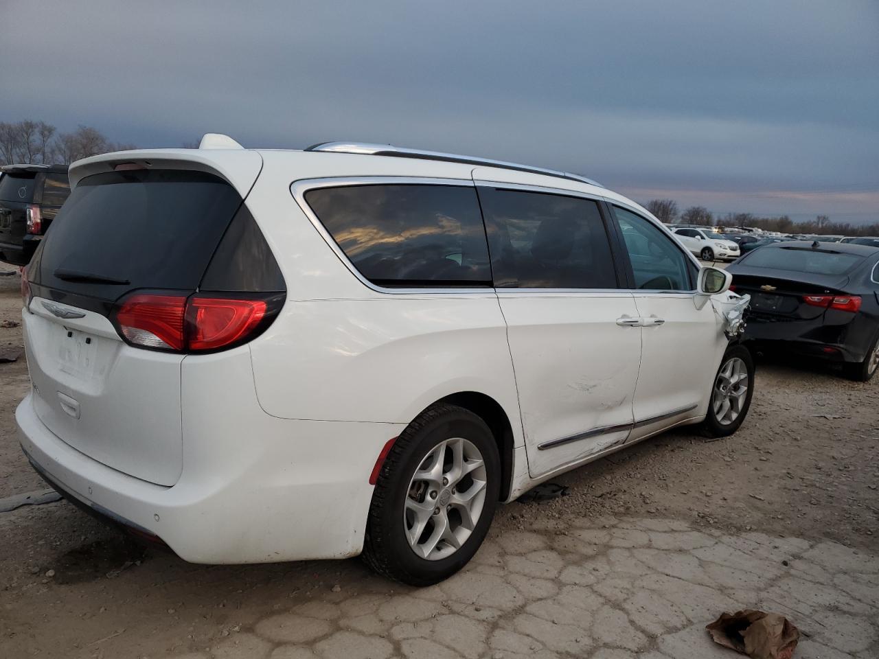 2017 Chrysler Pacifica VIN 2C4RC1EG1HR704946 Copart auction photo, front end damage thumbnail 3