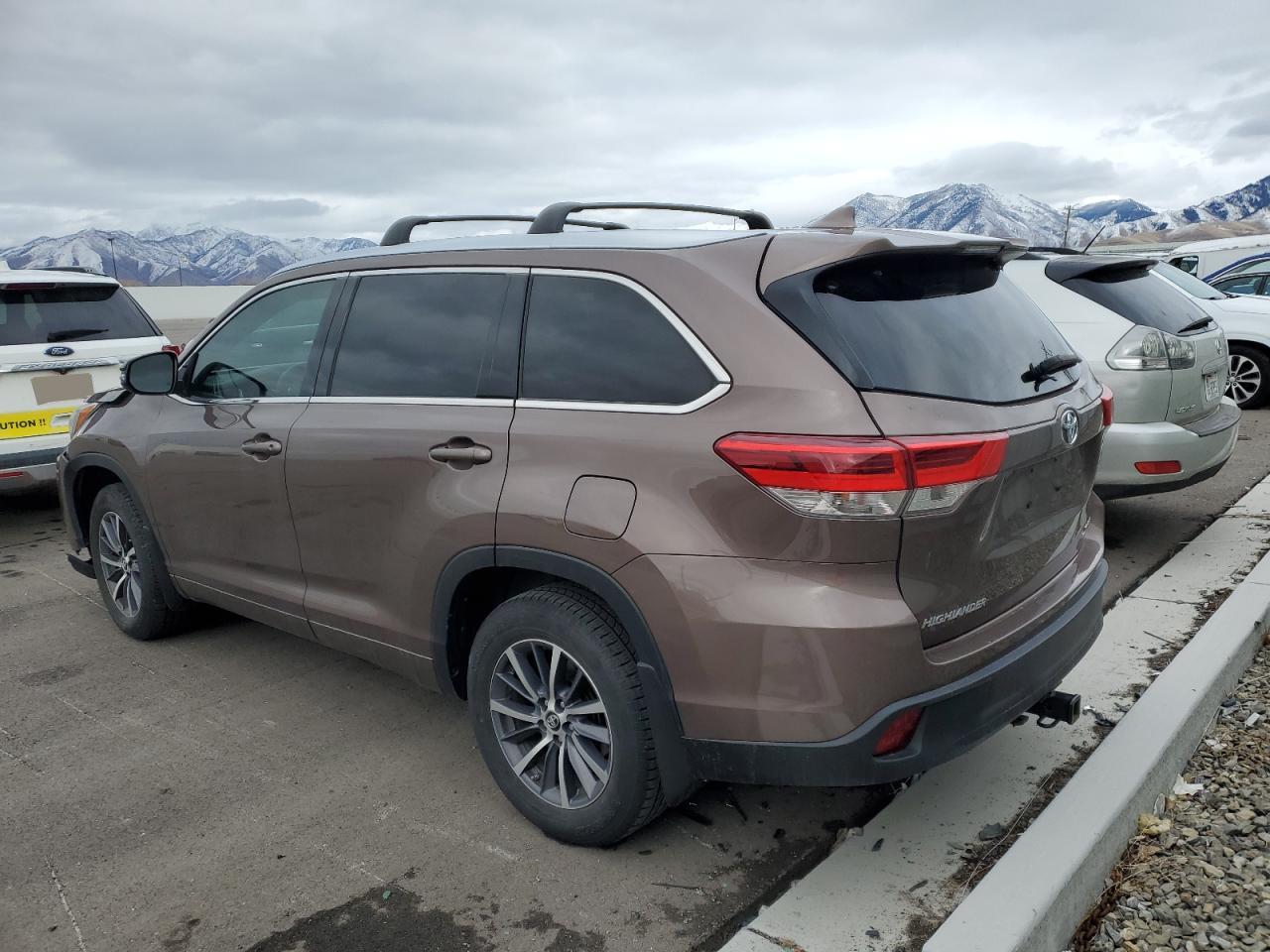 2018 Toyota Highlander VIN 5TDJZRFH2JS830960 Copart auction photo, front end damage thumbnail 2