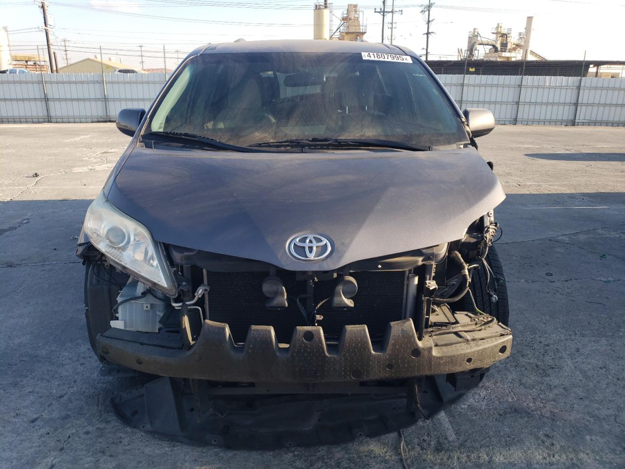 2017 Toyota Sienna VIN 5TDKZ3DC4HS786494 Copart auction photo, front end damage thumbnail 5