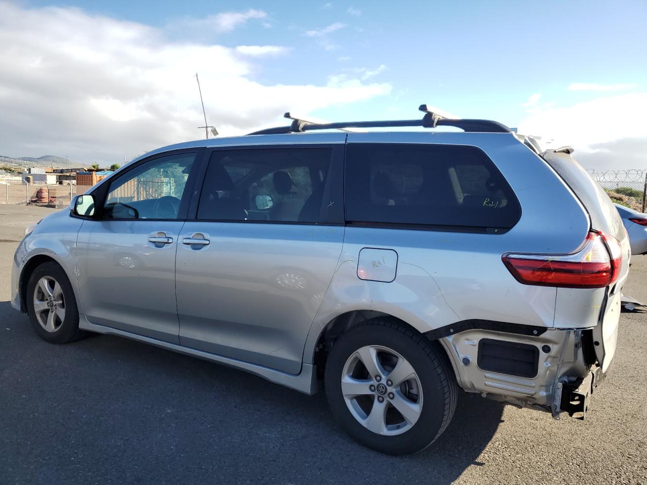2019 Toyota Sienna VIN 5TDKZ3DC8KS983174 Copart auction photo, rear end damage thumbnail 2