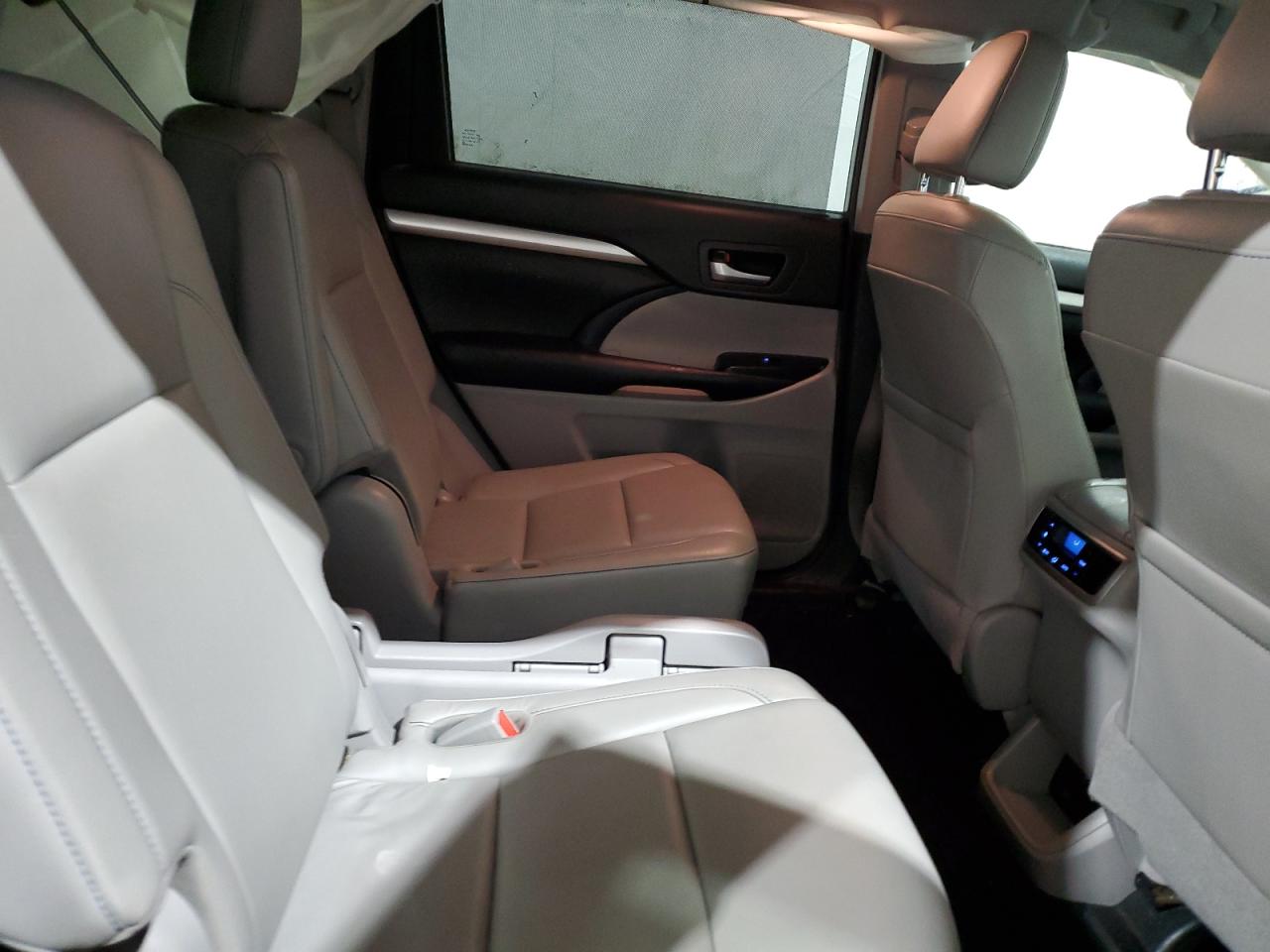 2018 Toyota Highlander VIN 5TDJZRFH0JS869143 Copart auction photo, front end damage thumbnail 12