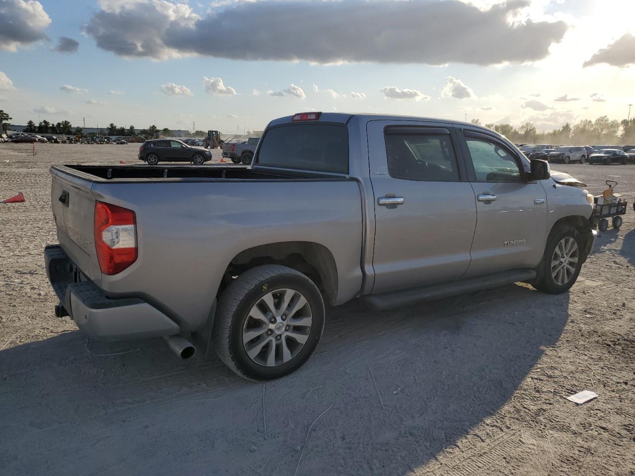 2016 Toyota Tundra VIN 5TFHW5F15GX509548 Copart auction photo, front end / minor dent/scratches damage thumbnail 3