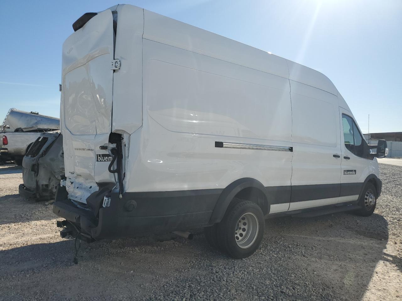 2022 Ford Transit VIN 1FTRU8XG0NKA85124 Copart auction photo, rear end / front end damage thumbnail 3