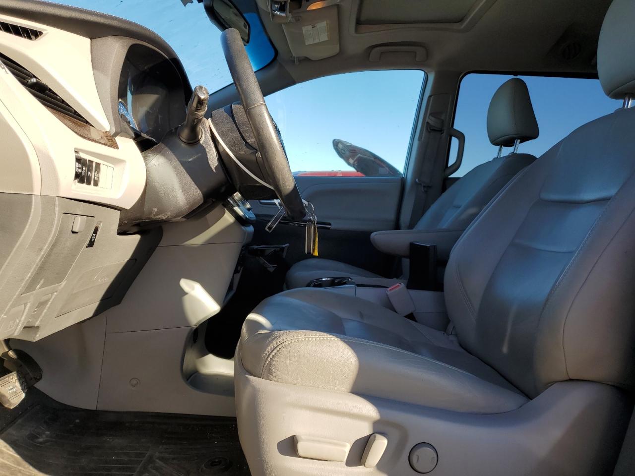 2017 Toyota Sienna VIN 5TDYZ3DC2HS858416 Copart auction photo, front end / minor dent/scratches damage thumbnail 7