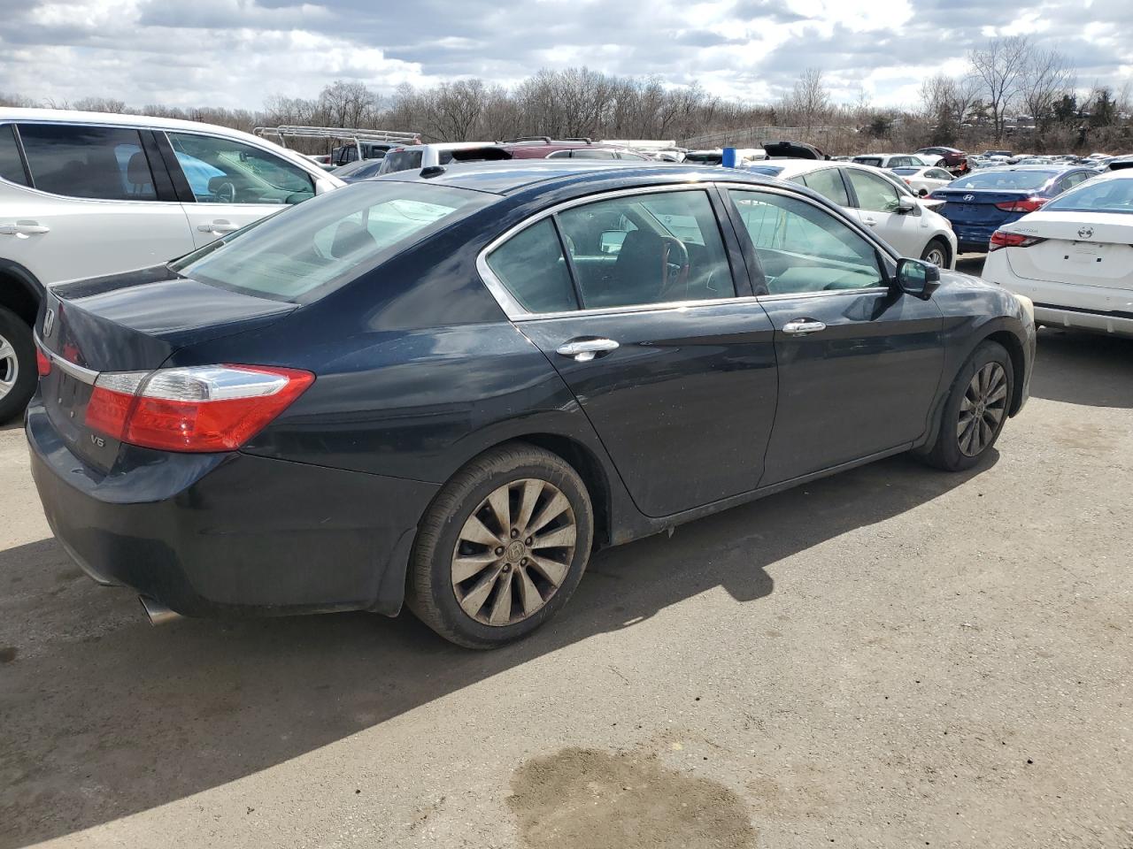 2013 Honda Accord VIN 1HGCR3F89DA047689 Copart auction photo, vandalism damage thumbnail 3