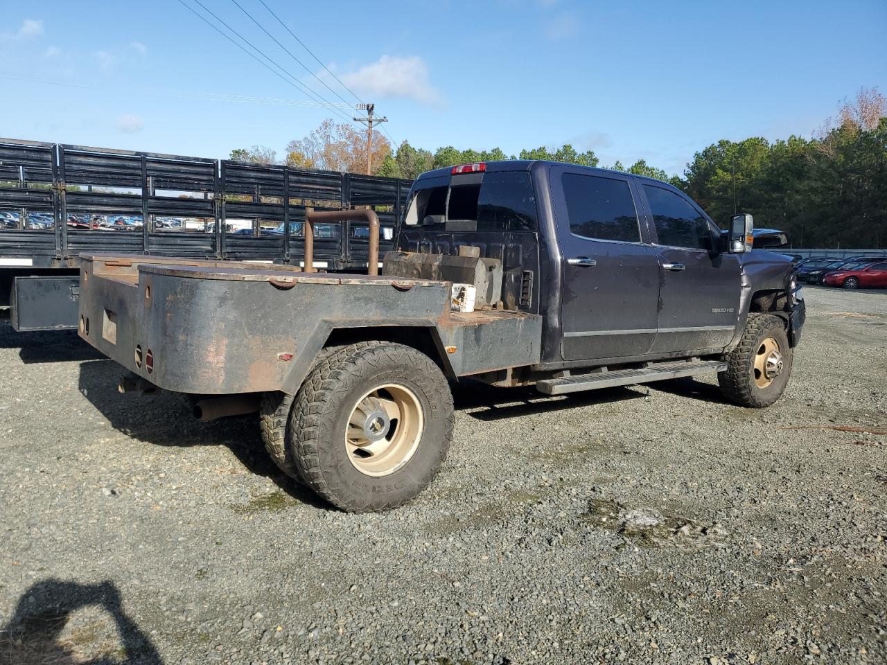 2015 Chevrolet Silverado VIN 1GC4K0E83FF587522 Copart auction photo, front end / rear end damage thumbnail 3