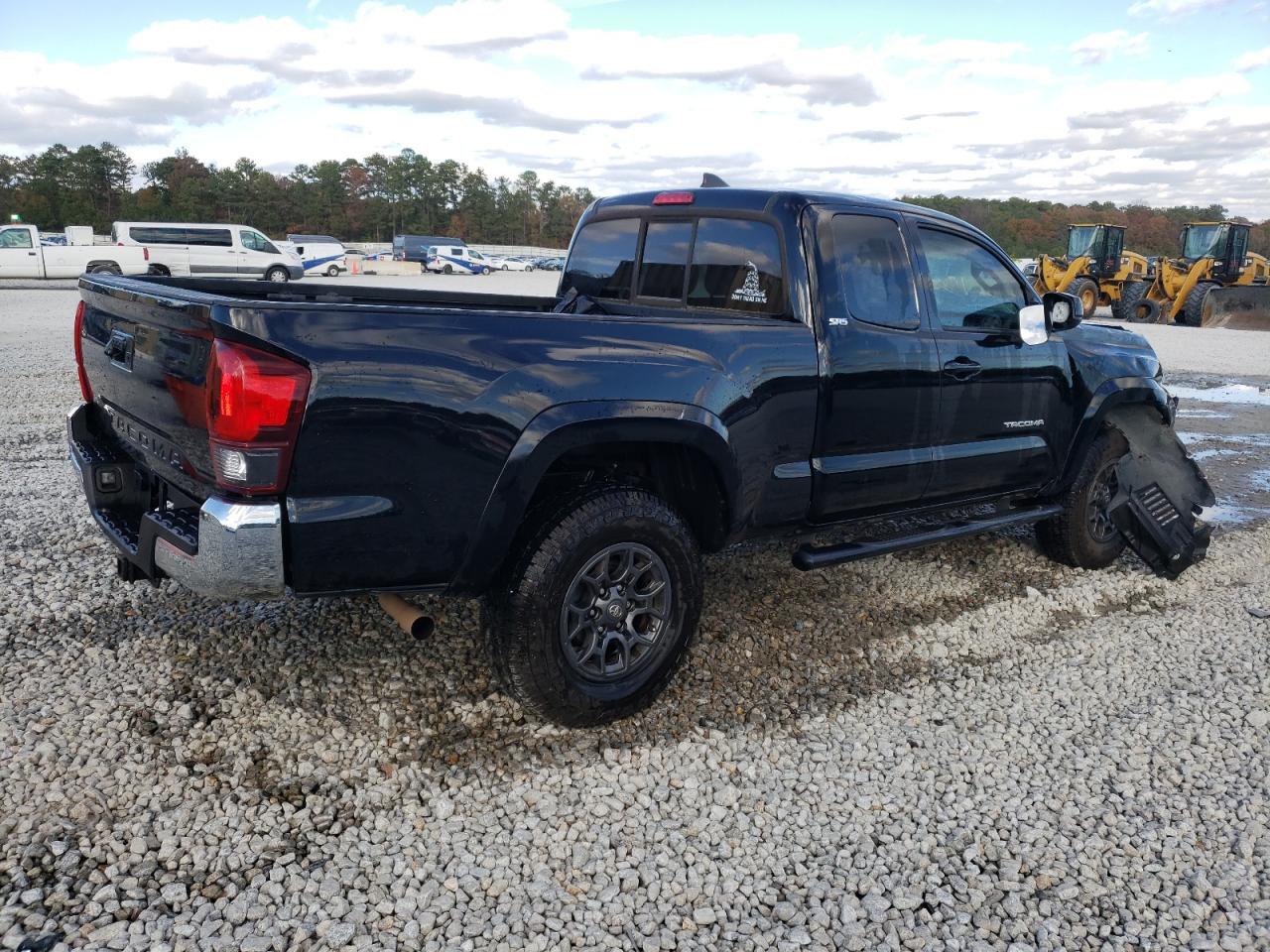 2018 Toyota Tacoma VIN 5TFSZ5AN2JX153588 Copart auction photo, front end damage thumbnail 3