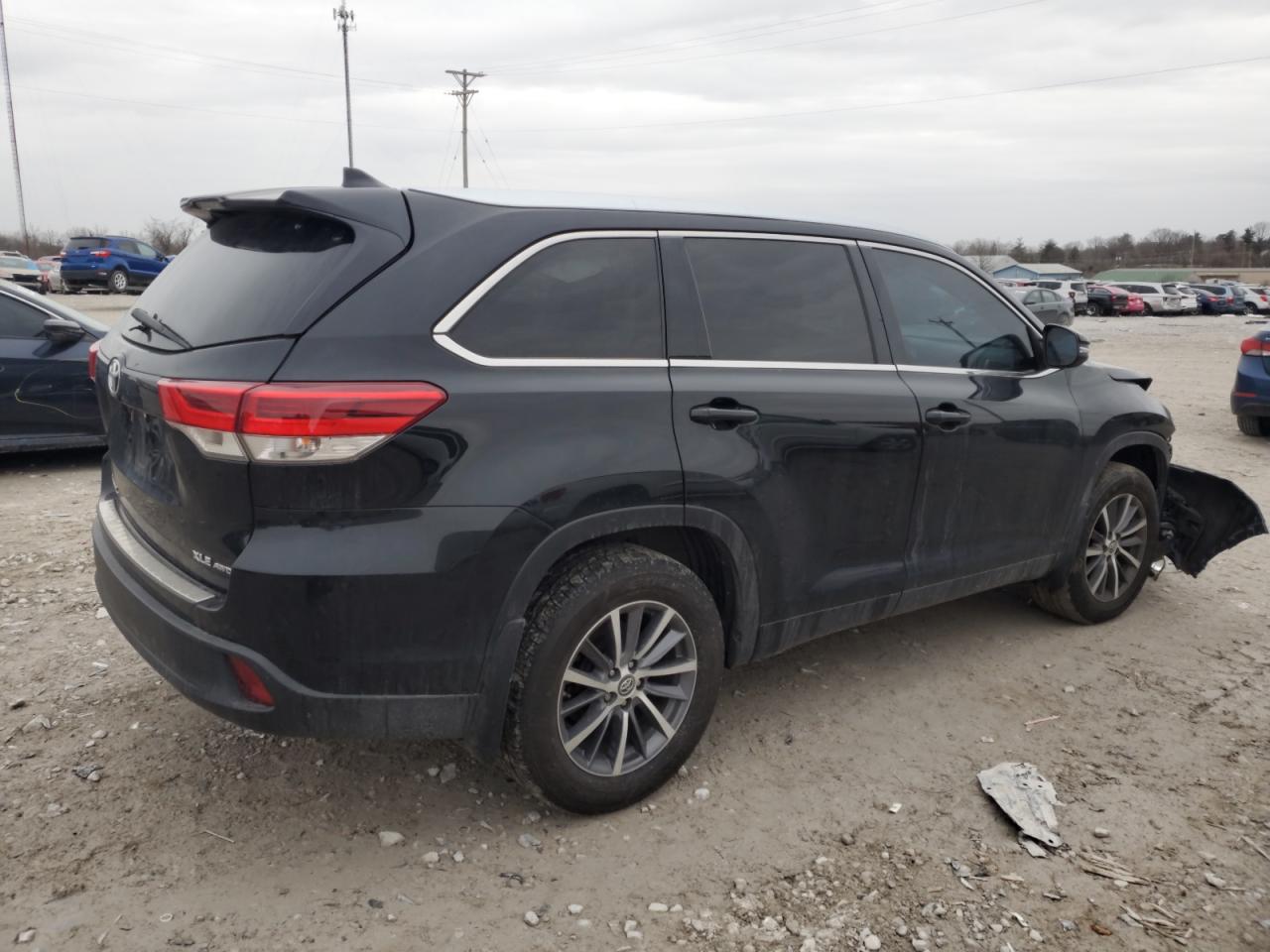 2017 Toyota Highlander VIN 5TDJZRFH2HS464363 Copart auction photo, front end damage thumbnail 3