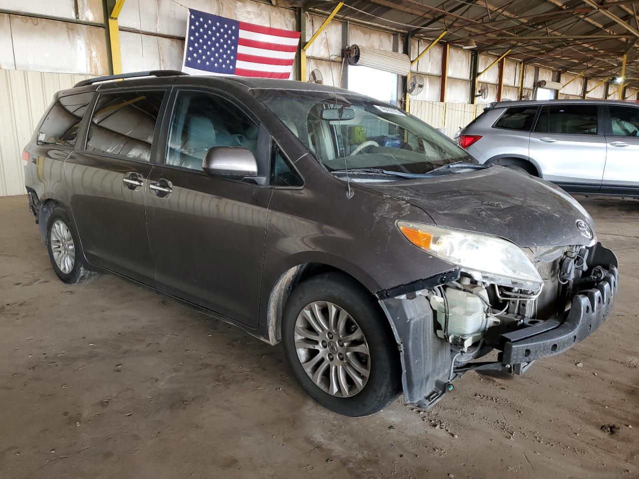 2014 Toyota Sienna VIN 5TDYK3DC9ES433338 Copart auction photo, front end / side damage thumbnail 4