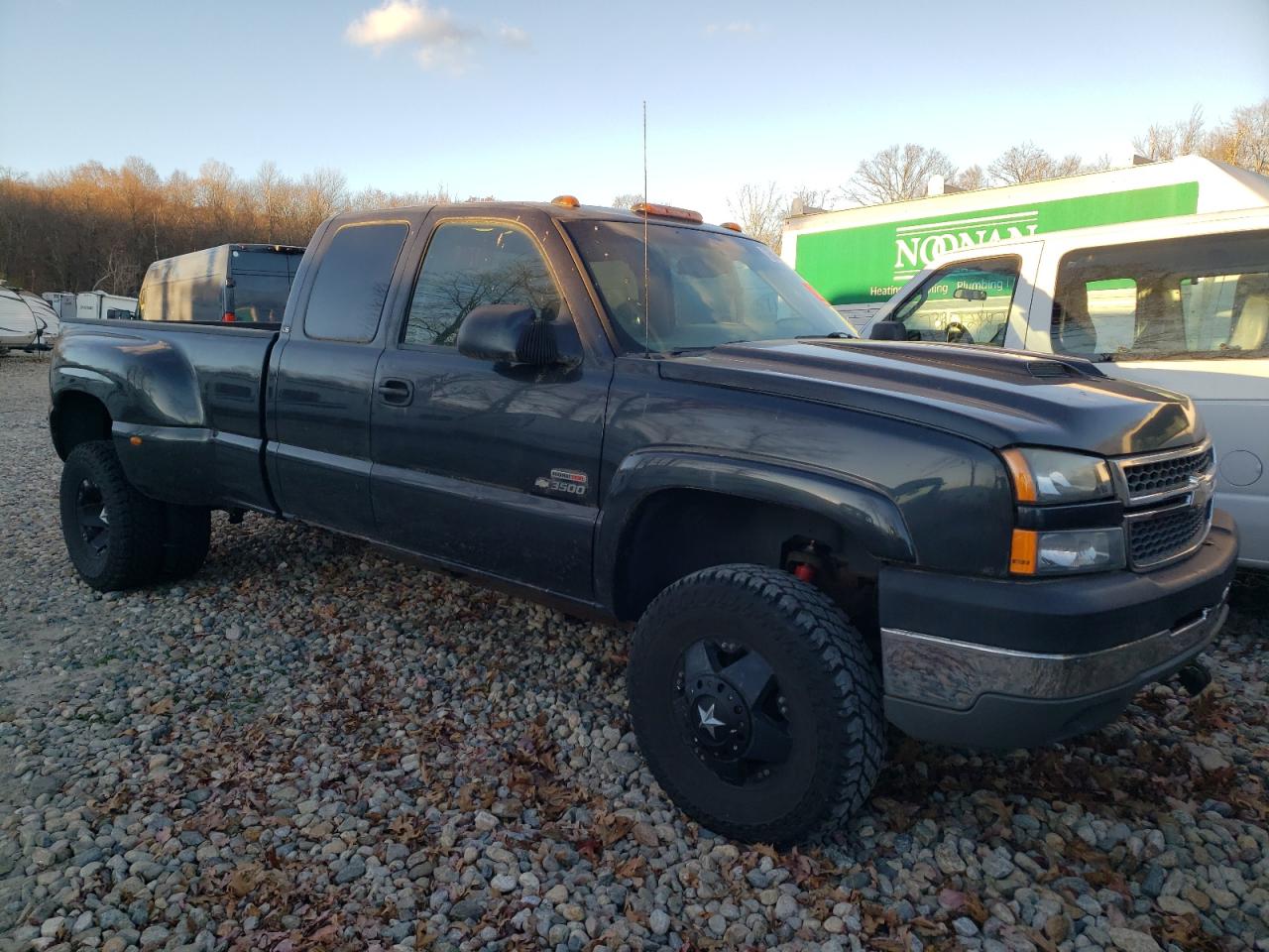 2005 Chevrolet Silverado VIN 1GCJK39205E151340 Copart auction photo, mechanical damage thumbnail 4