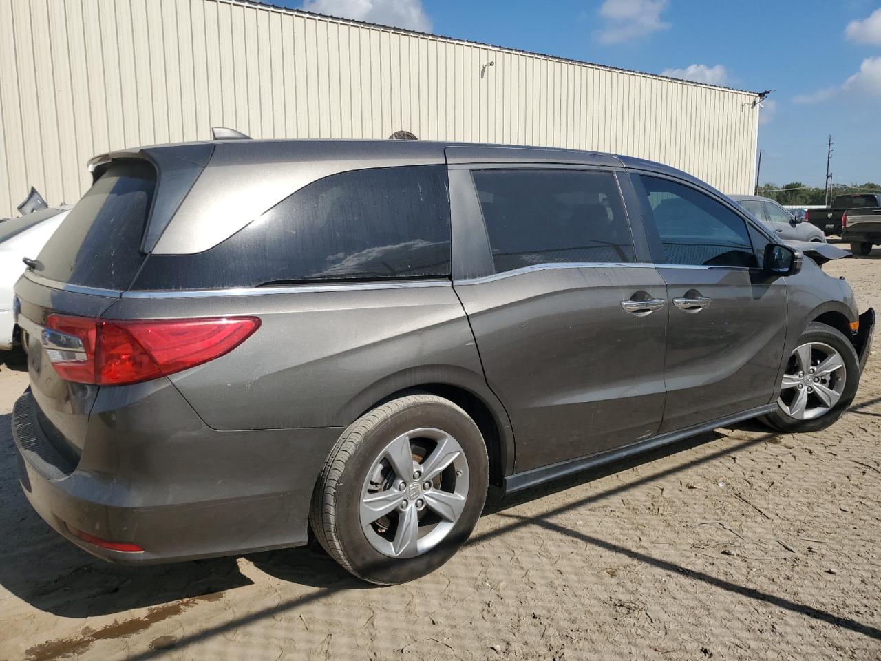 2018 Honda Odyssey VIN 5FNRL6H7XJB020228 Copart auction photo, front end / minor dent/scratches damage thumbnail 3