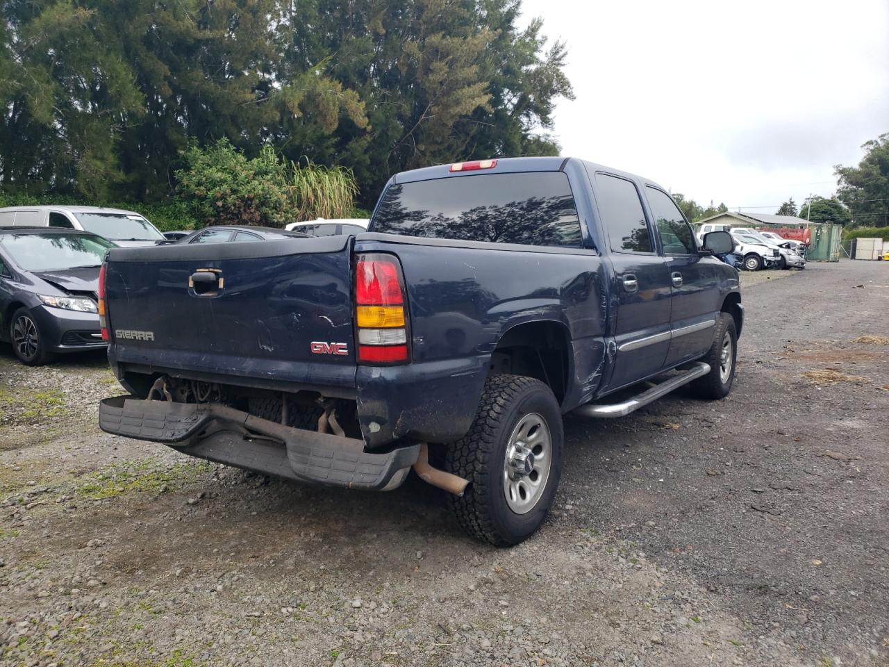 2006 GMC Sierra VIN 2GTEK13V061329534 Copart auction photo, rear end / frame damage damage thumbnail 3