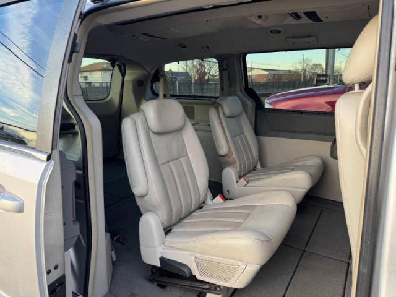 2009 Chrysler Town & Country VIN 2A8HR54199R676516 Copart auction photo, normal wear damage thumbnail 6