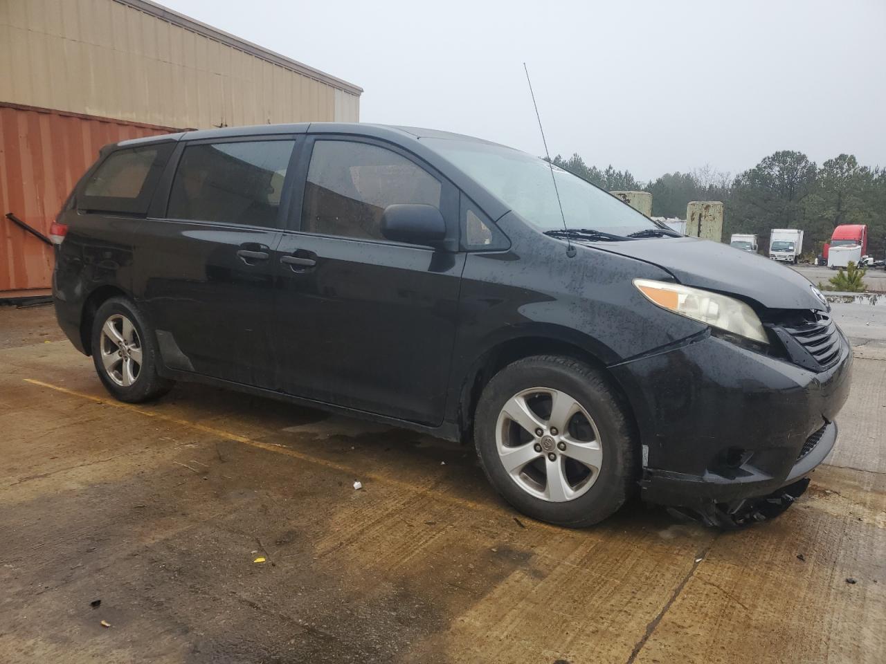 2011 Toyota Sienna VIN 5TDZK3DC2BS068727 Copart auction photo, front end damage thumbnail 4