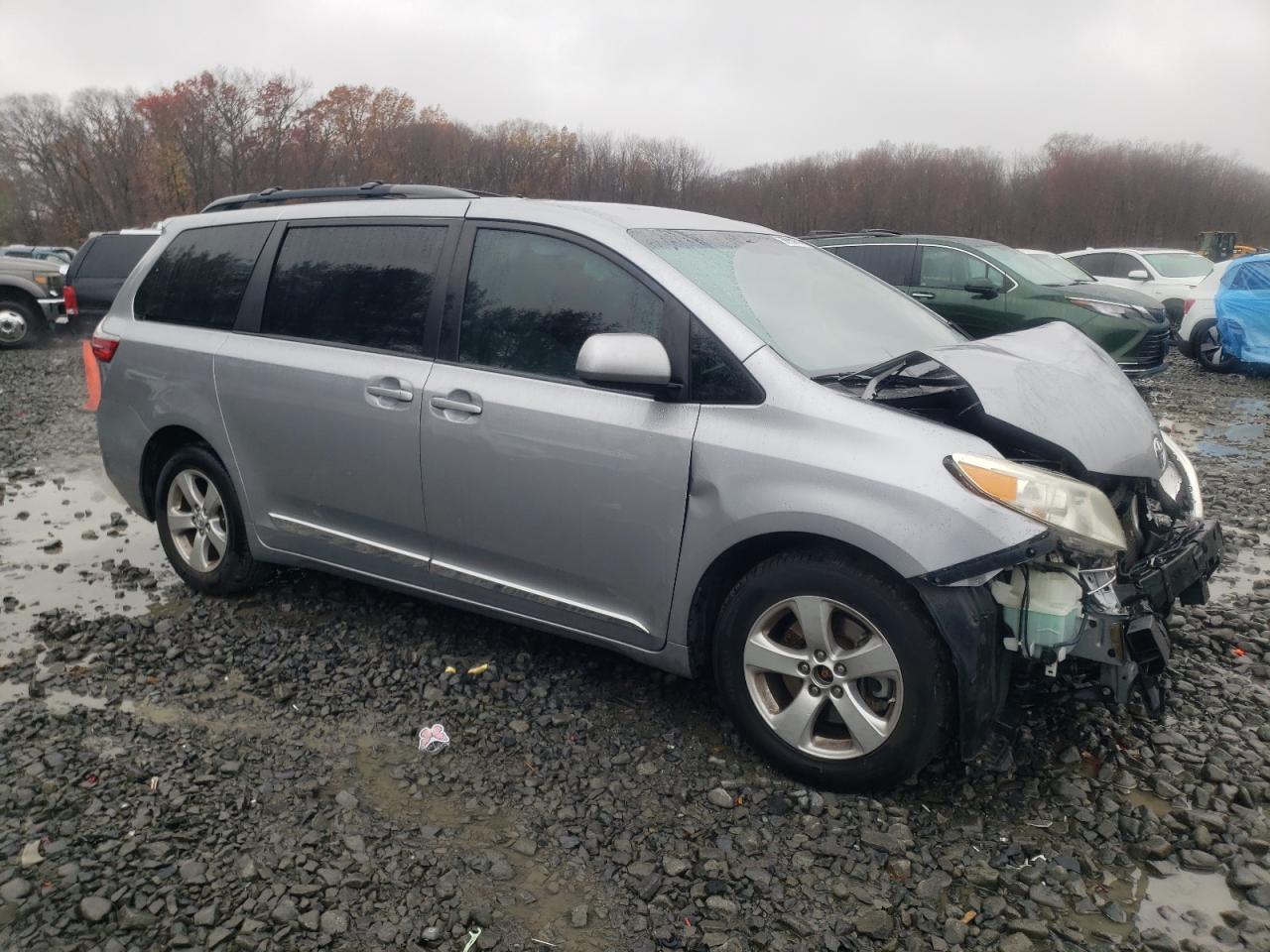 2017 Toyota Sienna VIN 5TDKZ3DC8HS795165 Copart auction photo, front end damage thumbnail 4