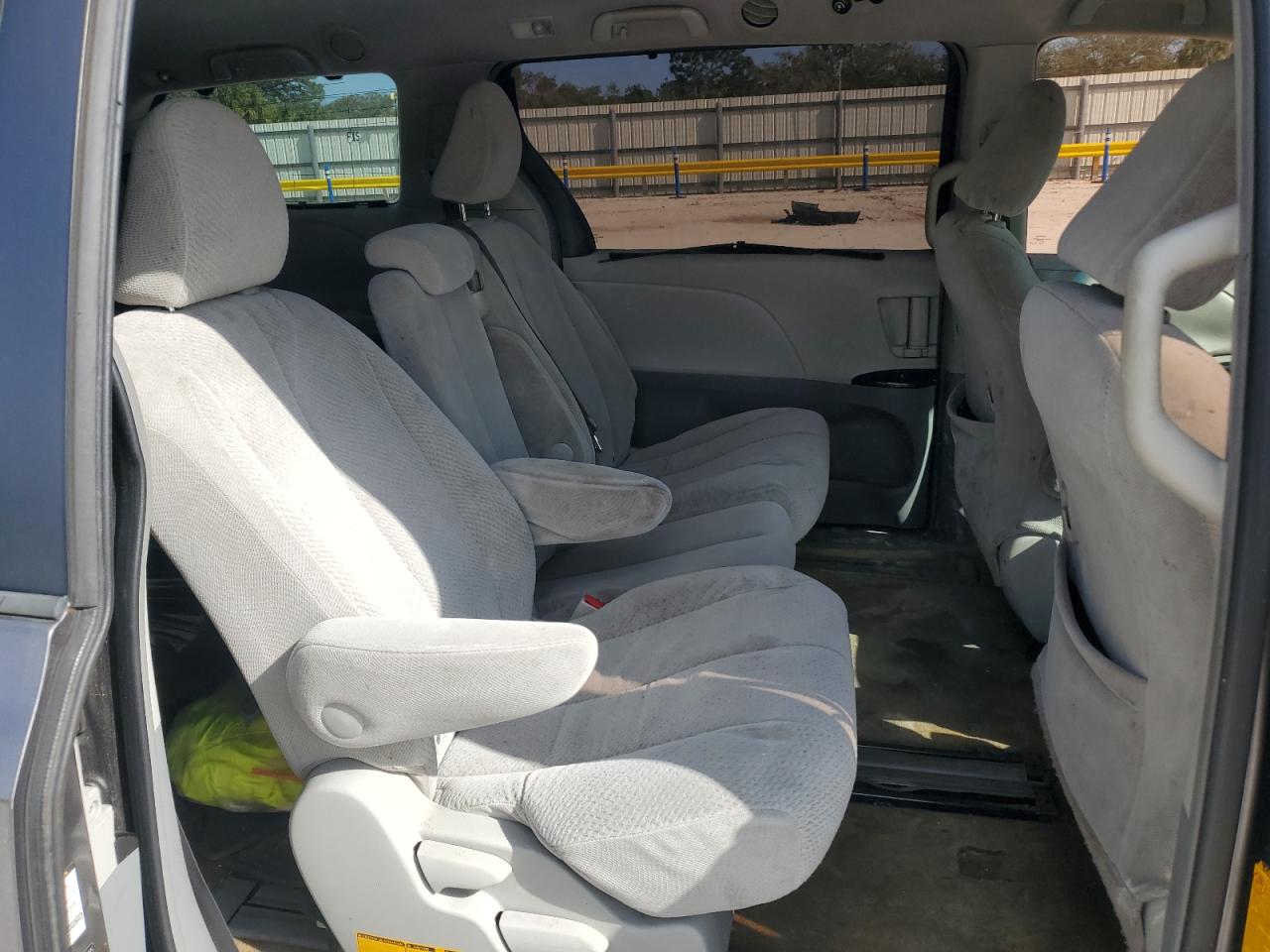 2011 Toyota Sienna VIN 5TDKK3DCXBS133275 Copart auction photo, minor dent/scratches damage thumbnail 11