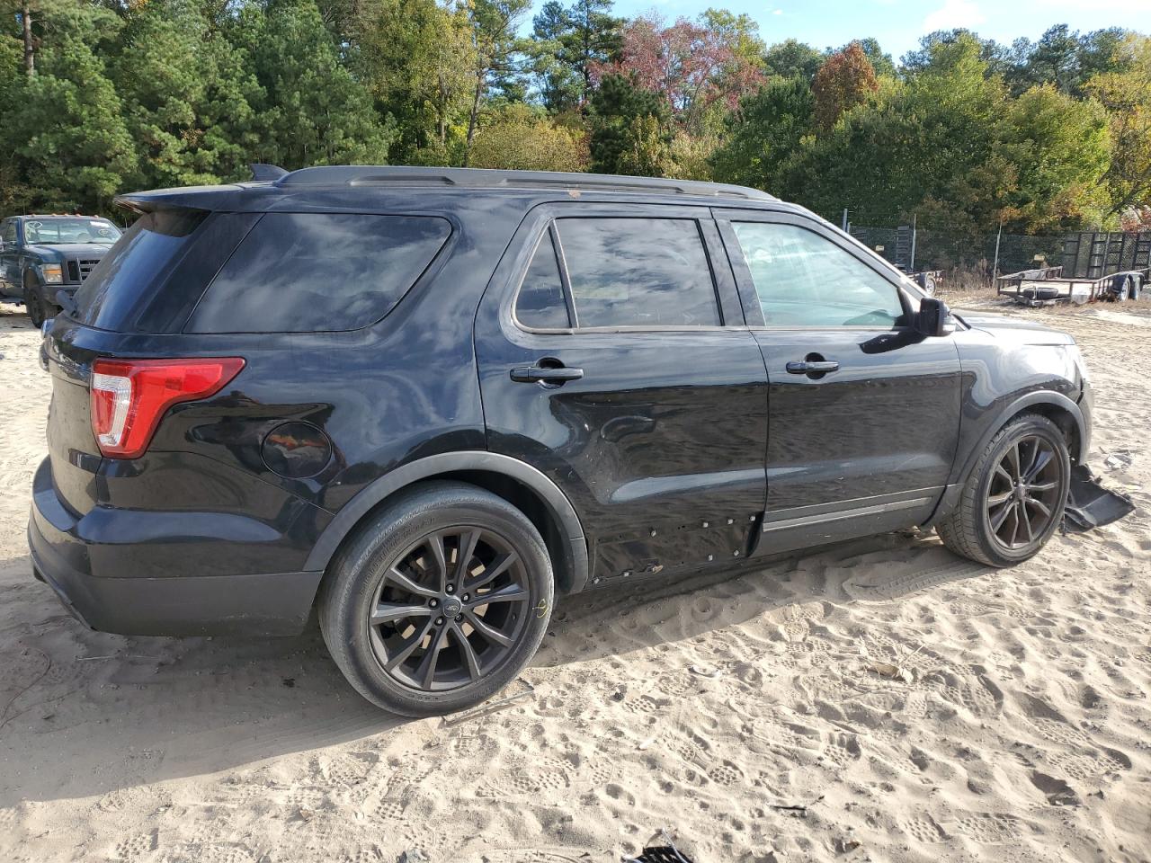 2017 Ford Explorer VIN 1FM5K7D82HGC60293 Copart auction photo, front end / minor dent/scratches damage thumbnail 3